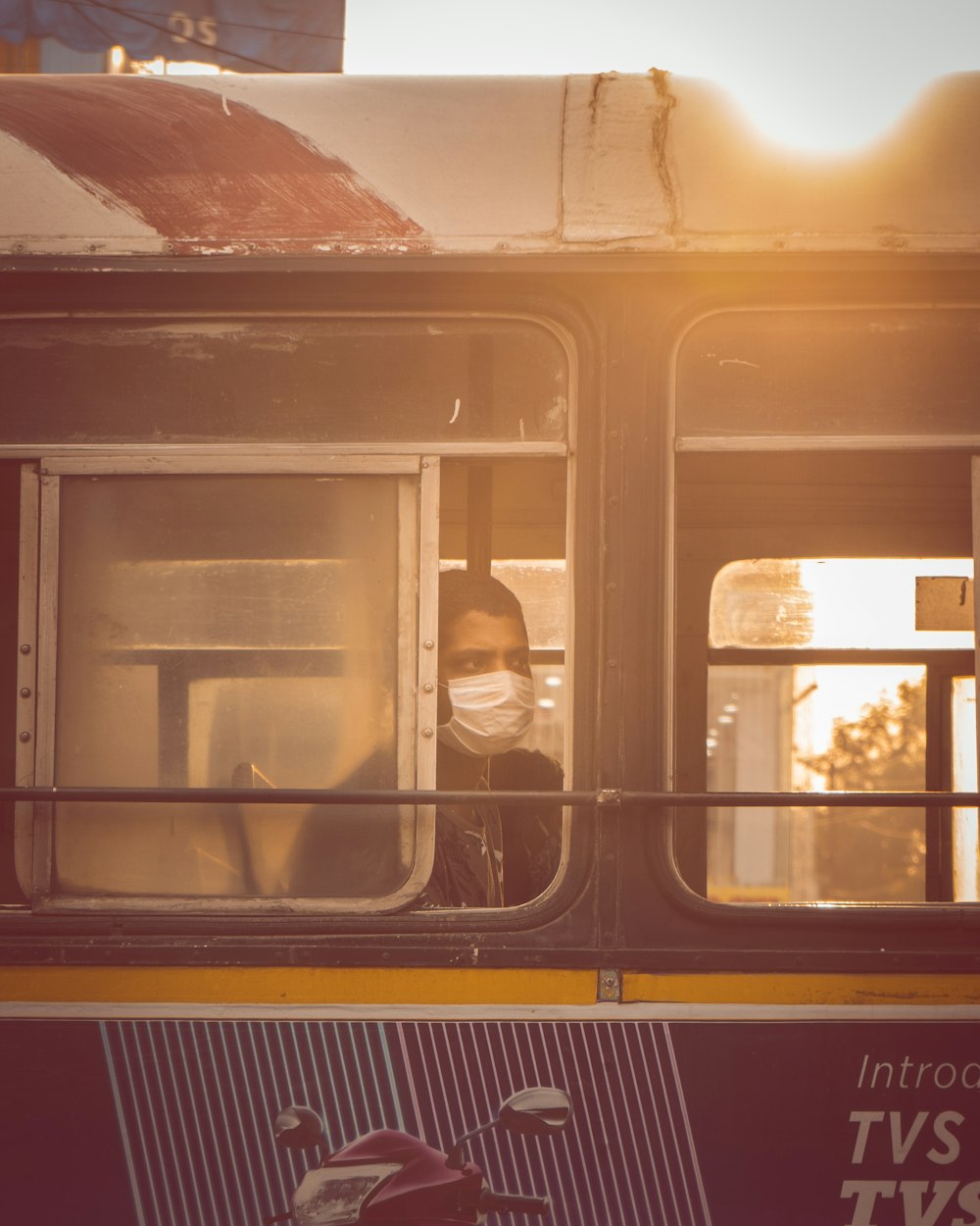 hombre con chaqueta negra sentado en el tren