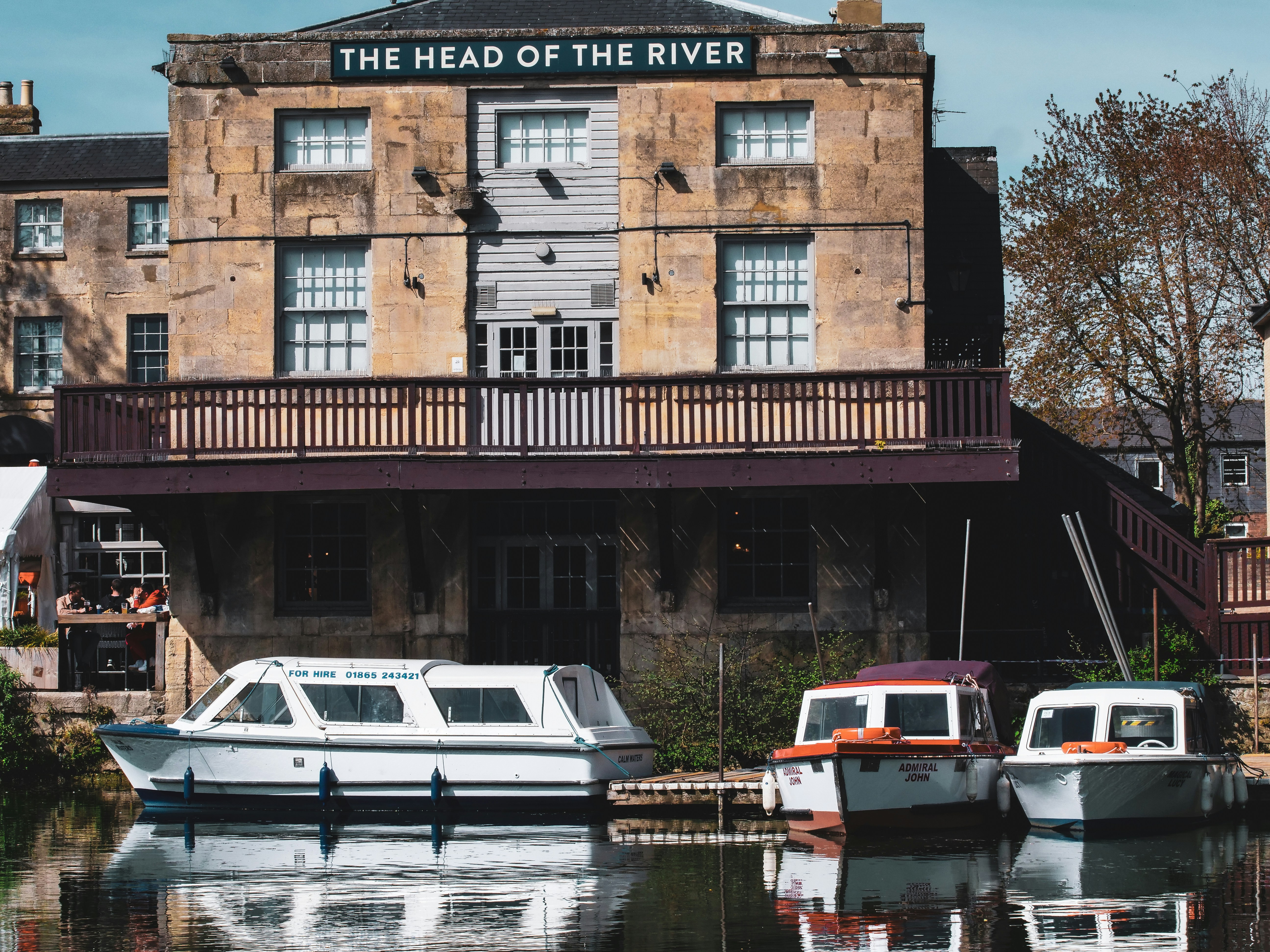 weißes und rotes Boot tagsüber auf dem Fluss
