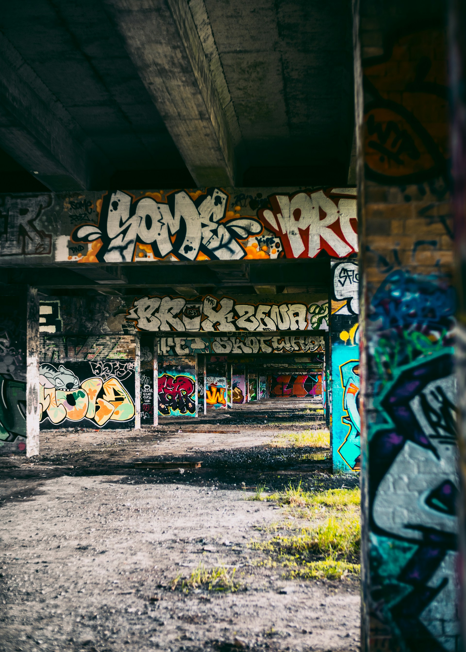 graffiti on wall during daytime