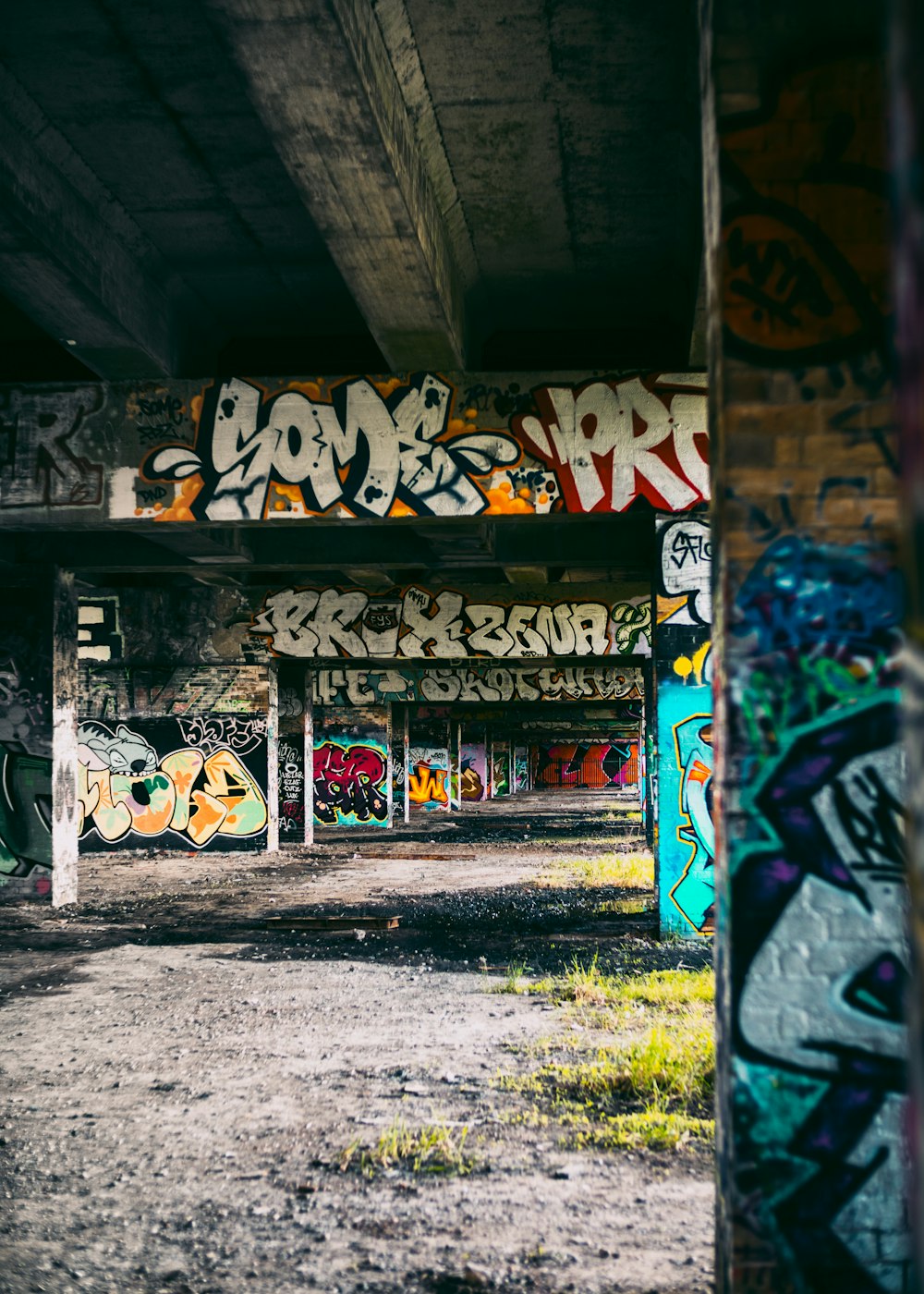 graffiti sur le mur pendant la journée