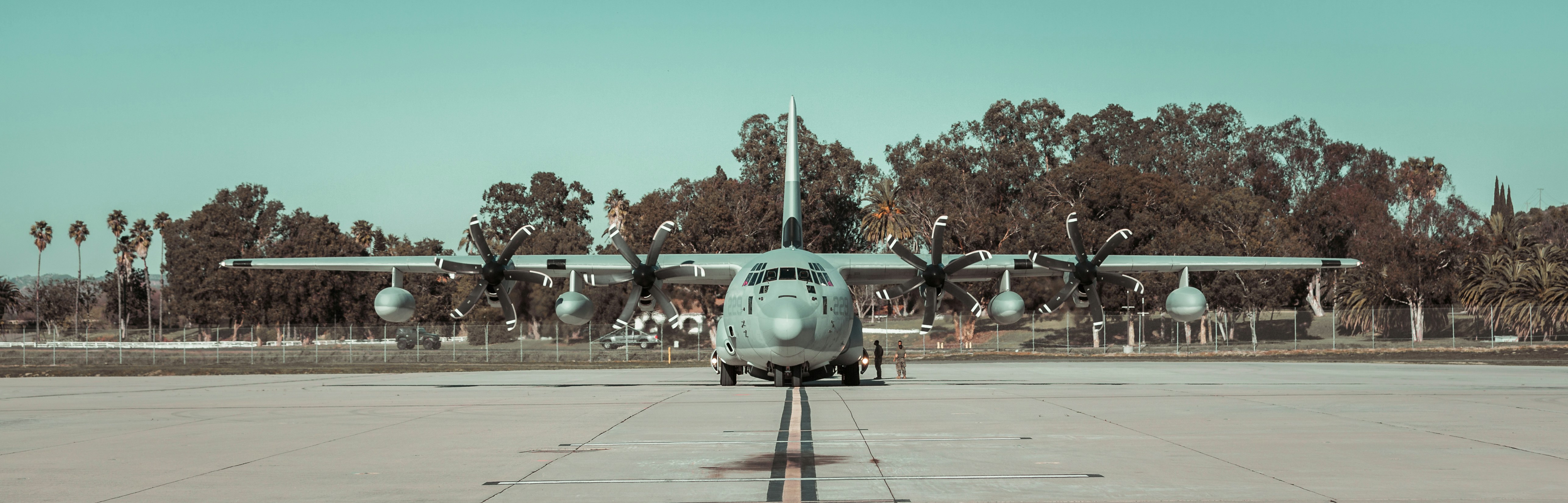 avión de combate gris sobre suelo de hormigón gris durante el día