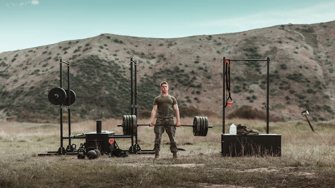圖示：美軍士兵在戶外進行體能訓練，右邊的健身器材就是TRX，圖片來源為Unsplash圖庫