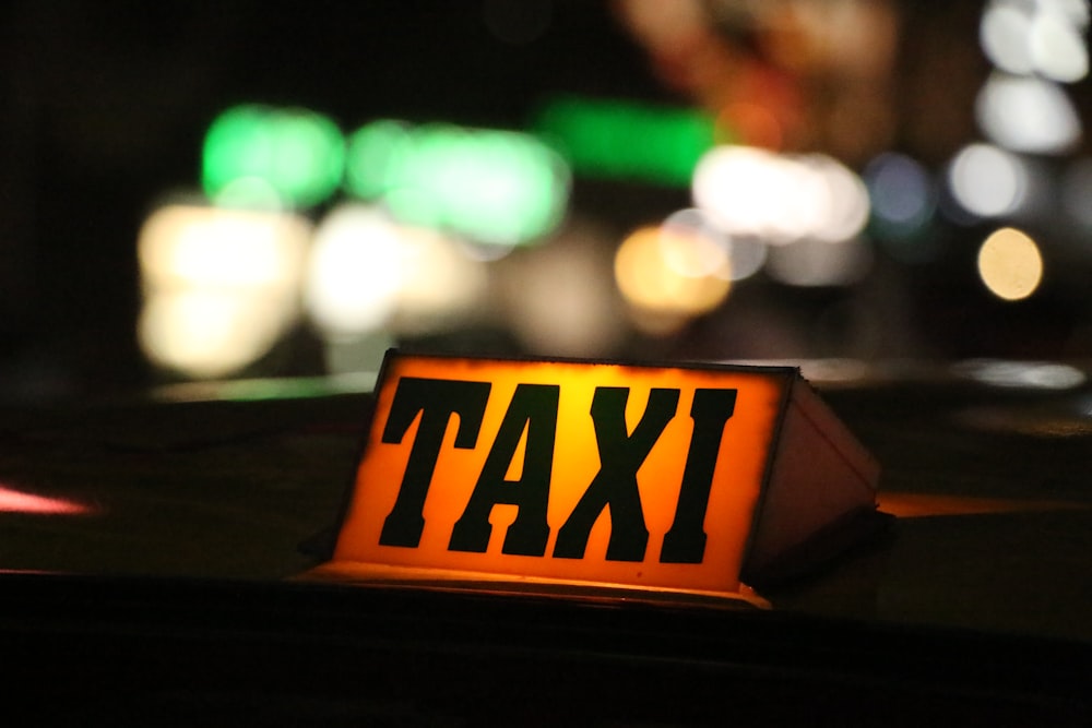 Panneau de taxi orange et noir