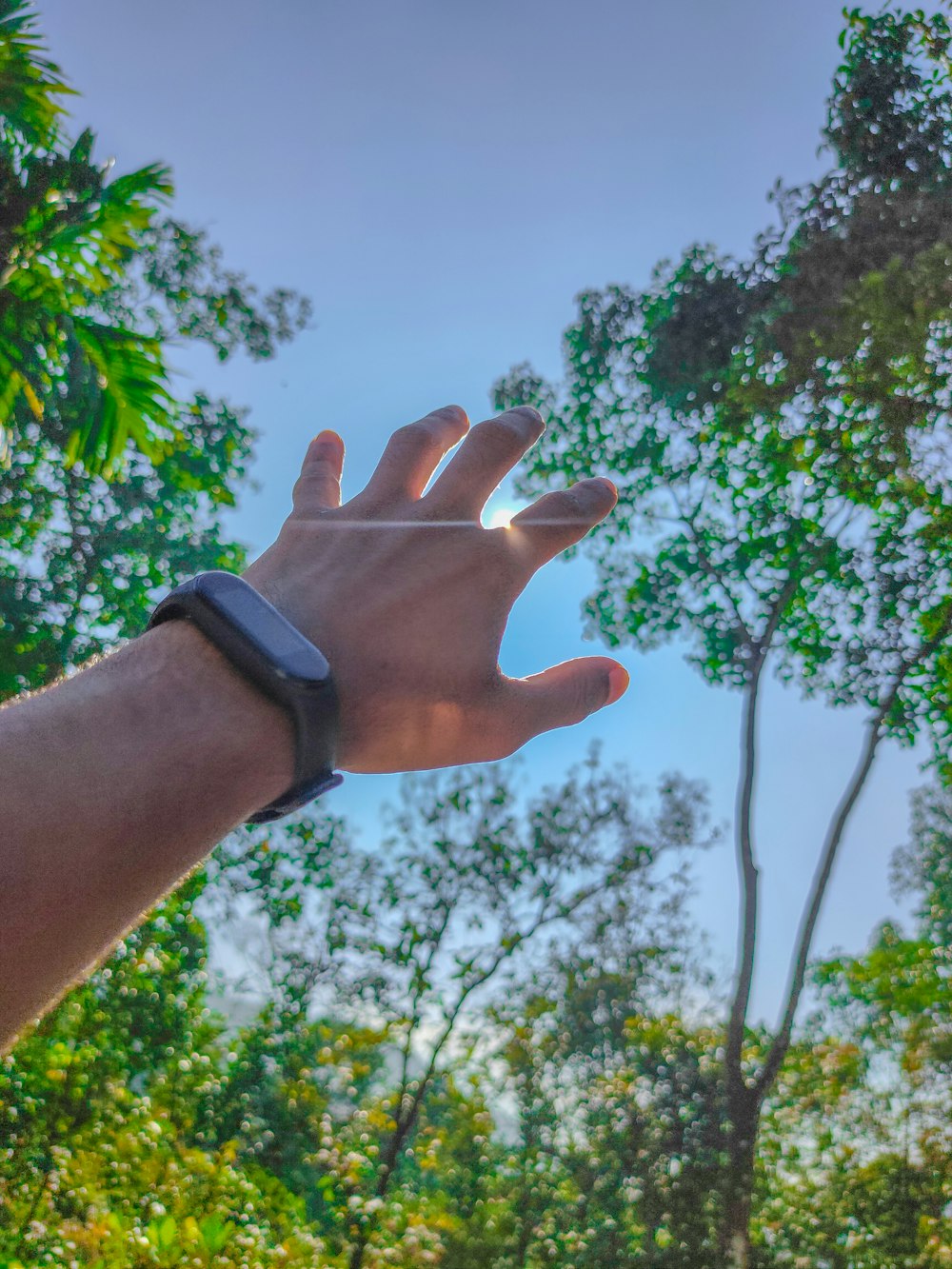 Person mit schwarzer Uhr und schwarzem Armband