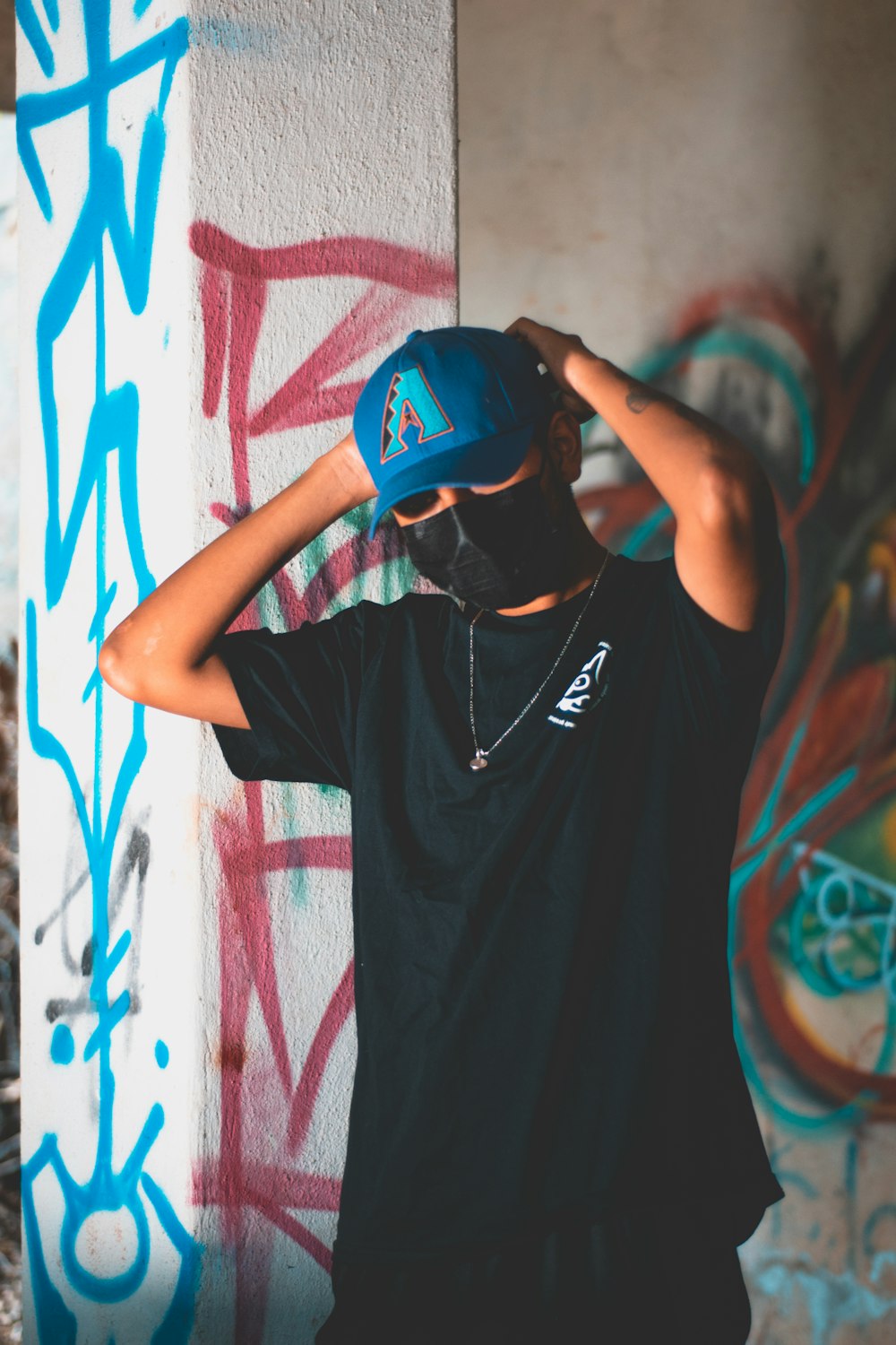 Foto Hombre con camiseta negra de cuello redondo de Nike con gorra azul y  roja – Imagen Urbex× chico de estilo× furgonetas× abandonado× Taxco×  Lugares gratis en Unsplash