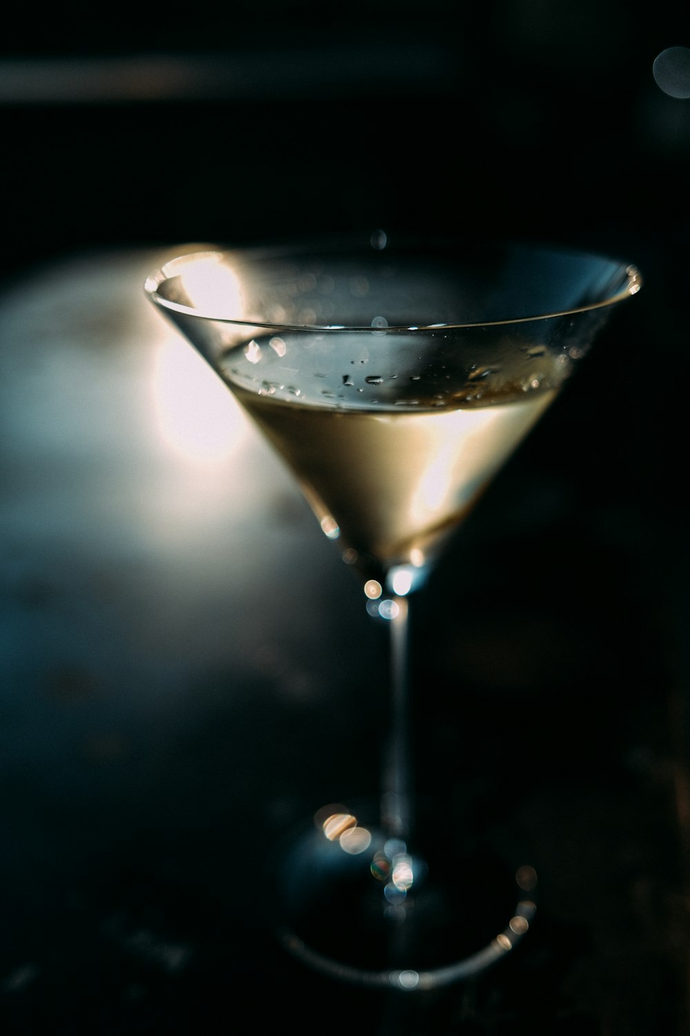 klares Martiniglas mit schwarzer Flüssigkeit