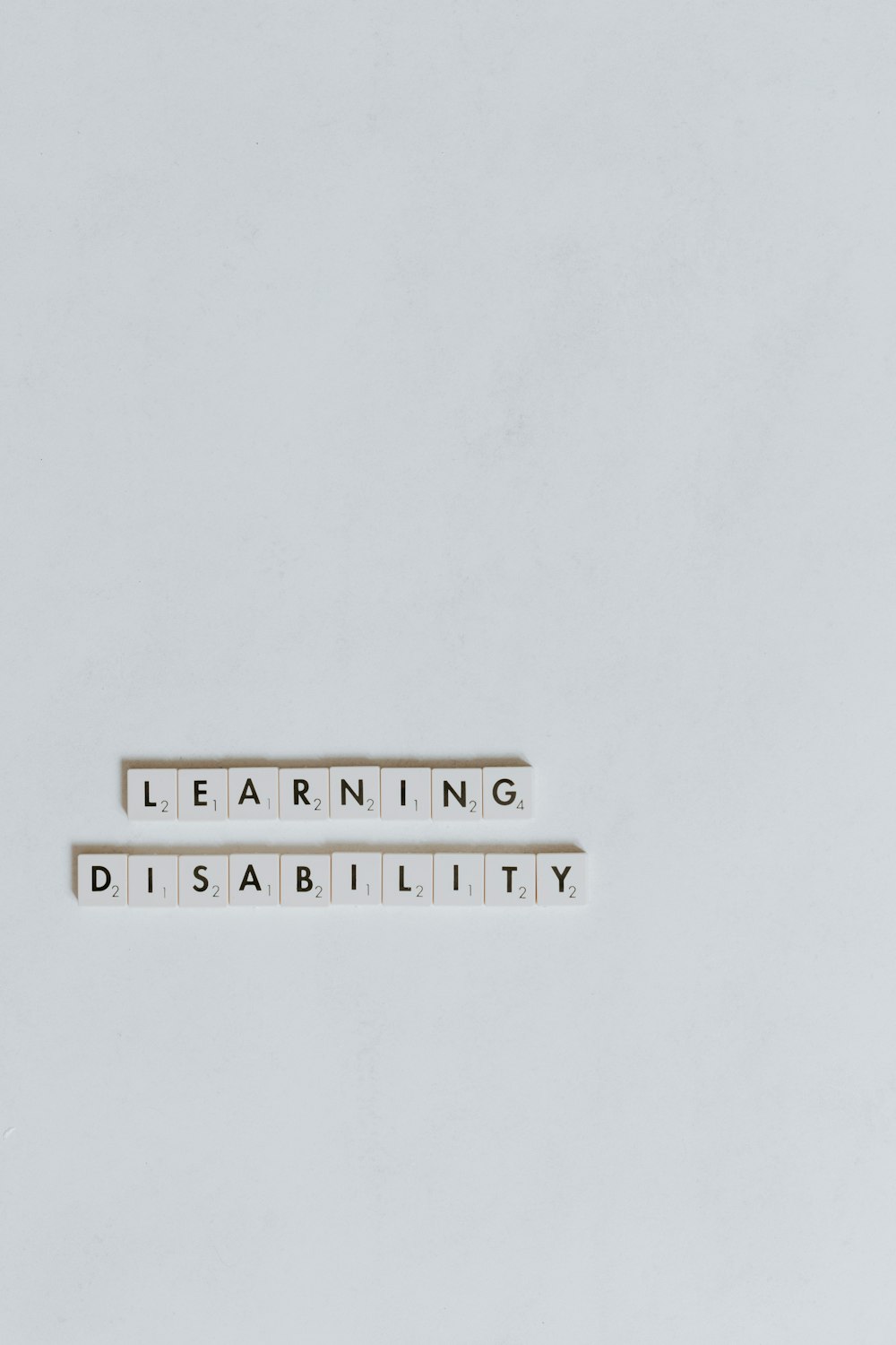 学習障害という言葉が綴られたコンピューターのキーボード