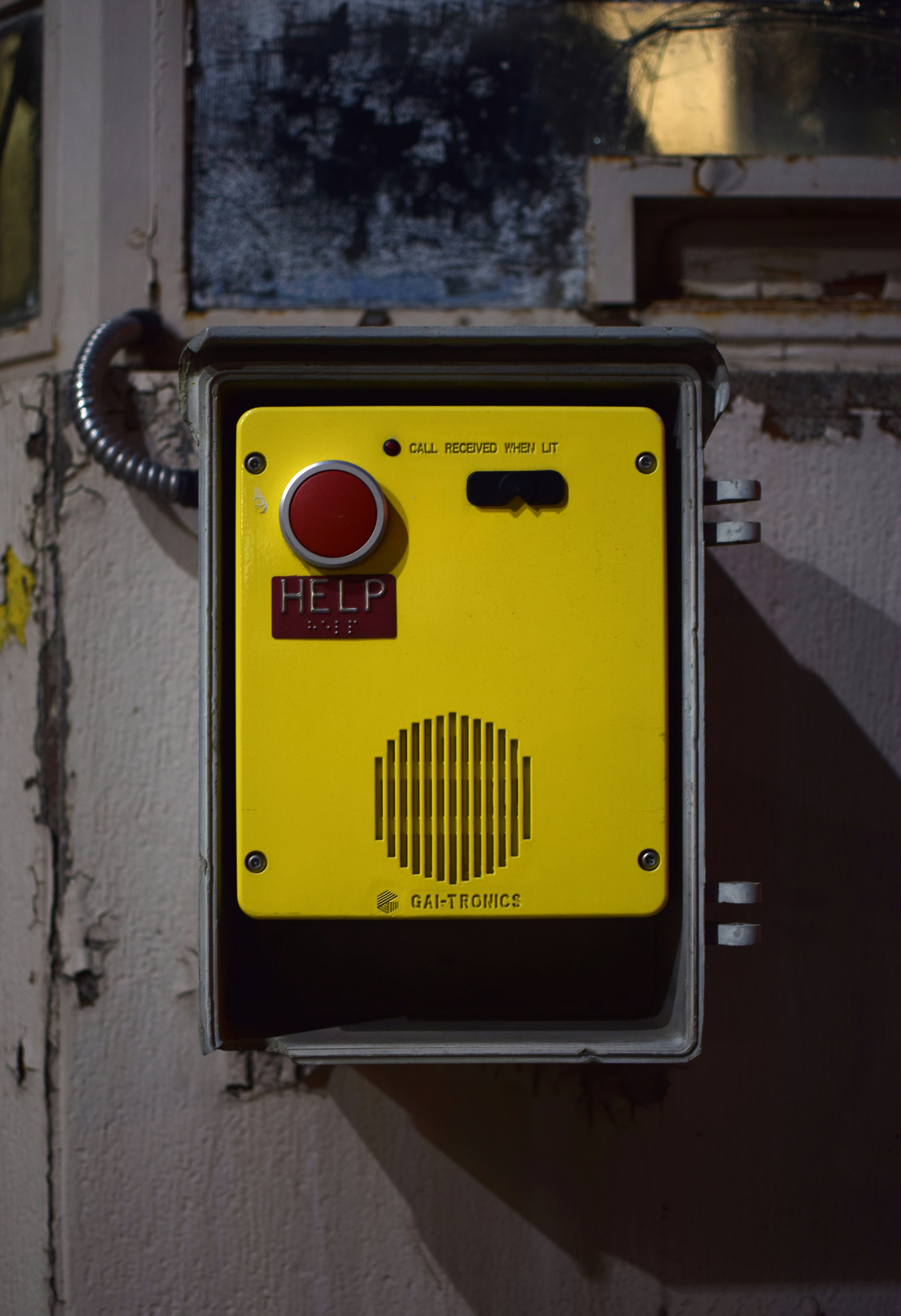 compteur électrique jaune et noir