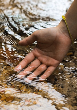 hand in water