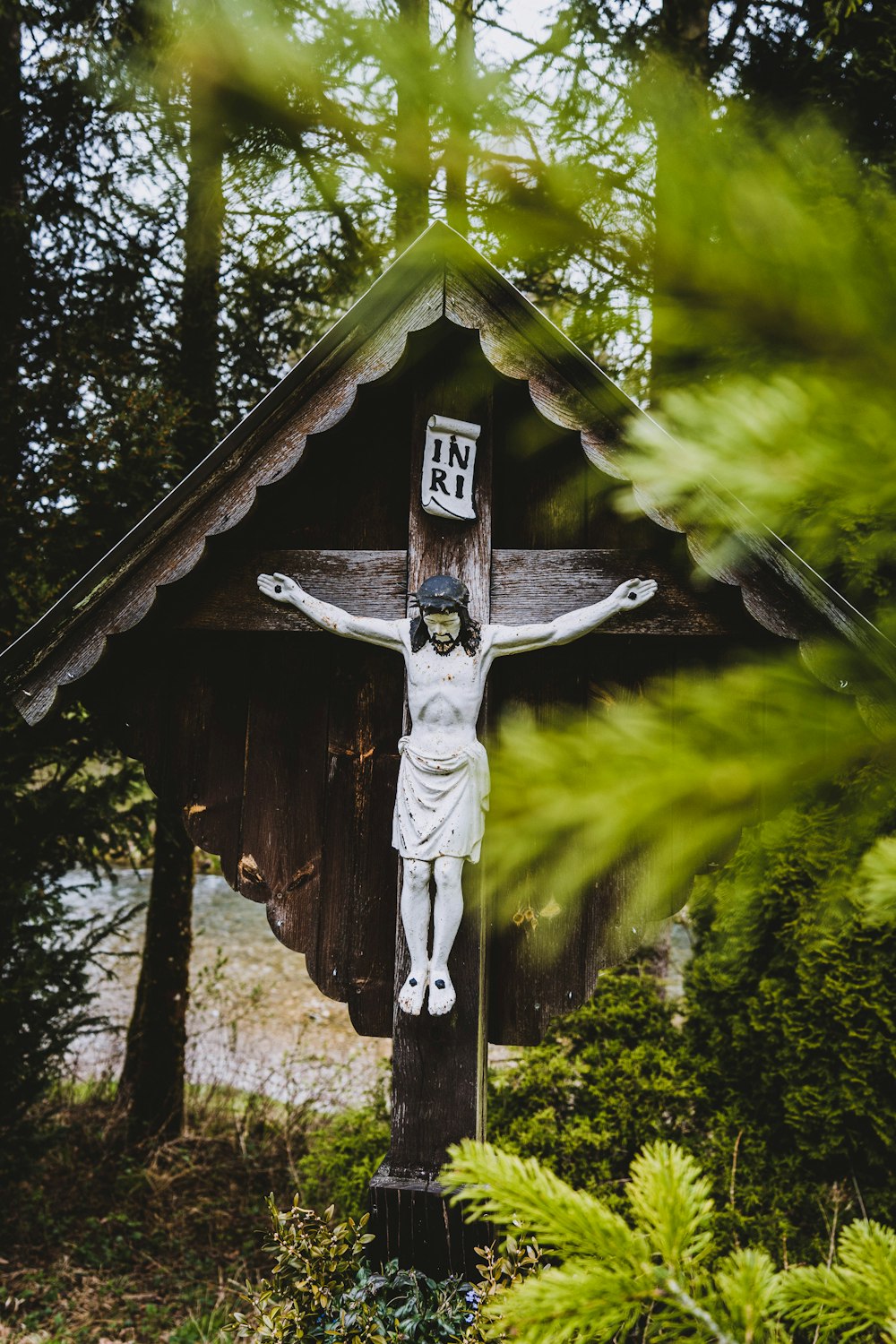 estatueta marrom de madeira de jesus cristo