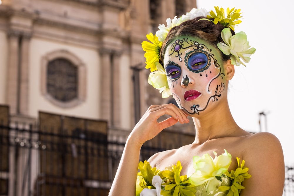 Femme en robe fleurie jaune tenant un bouquet de fleurs blanches