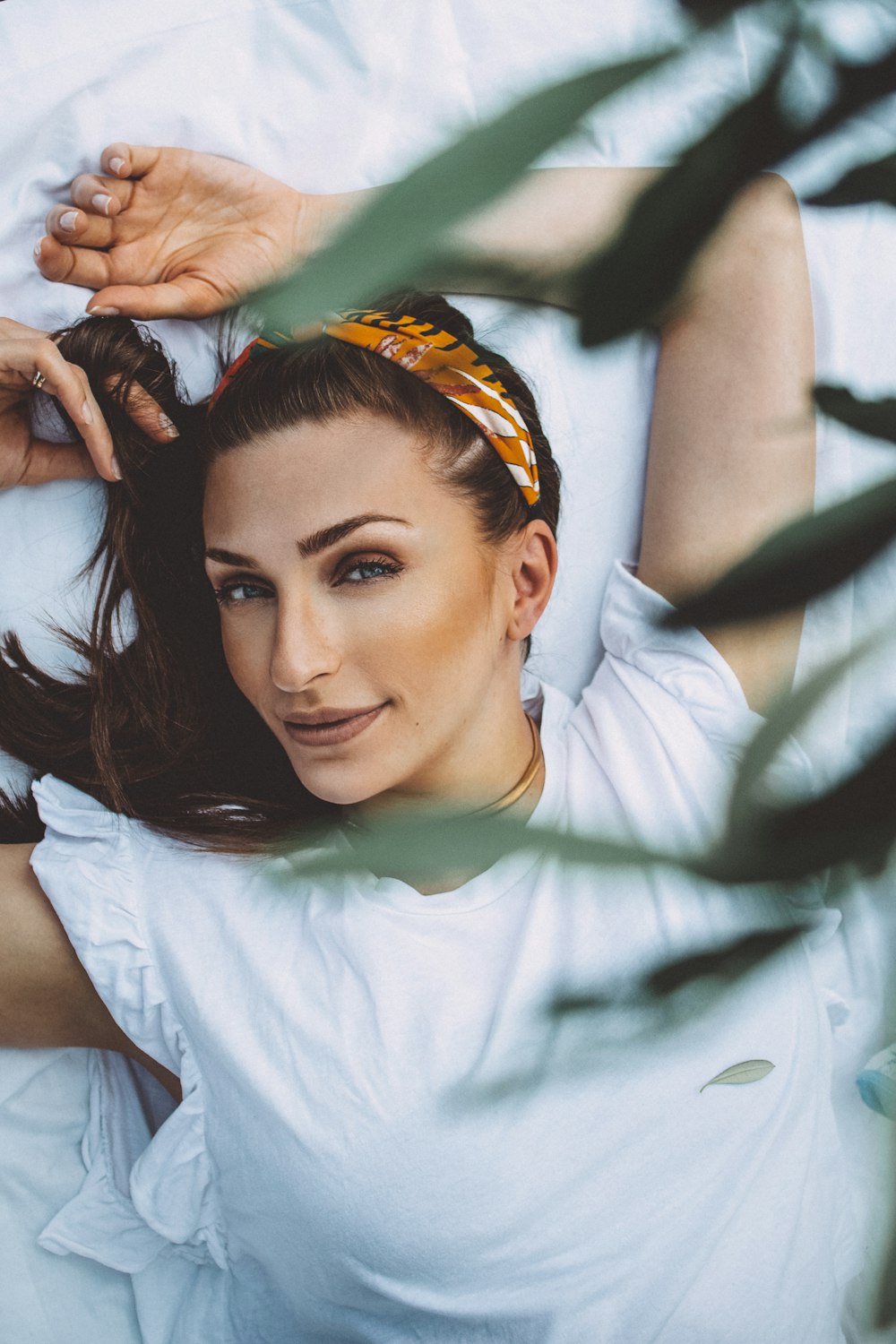 Femme en T-shirt blanc à col rond