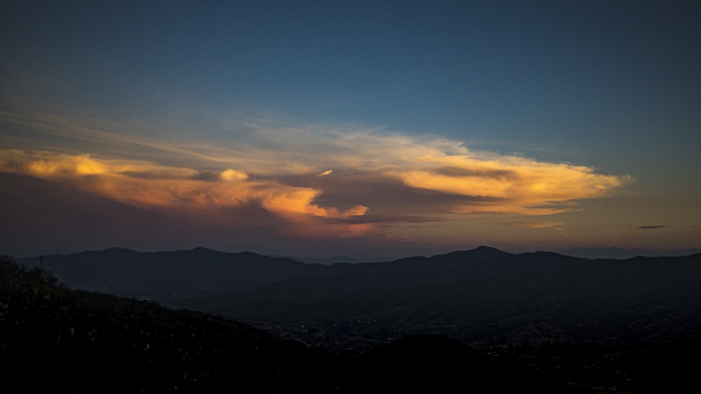 silhouette di montagne durante il tramonto