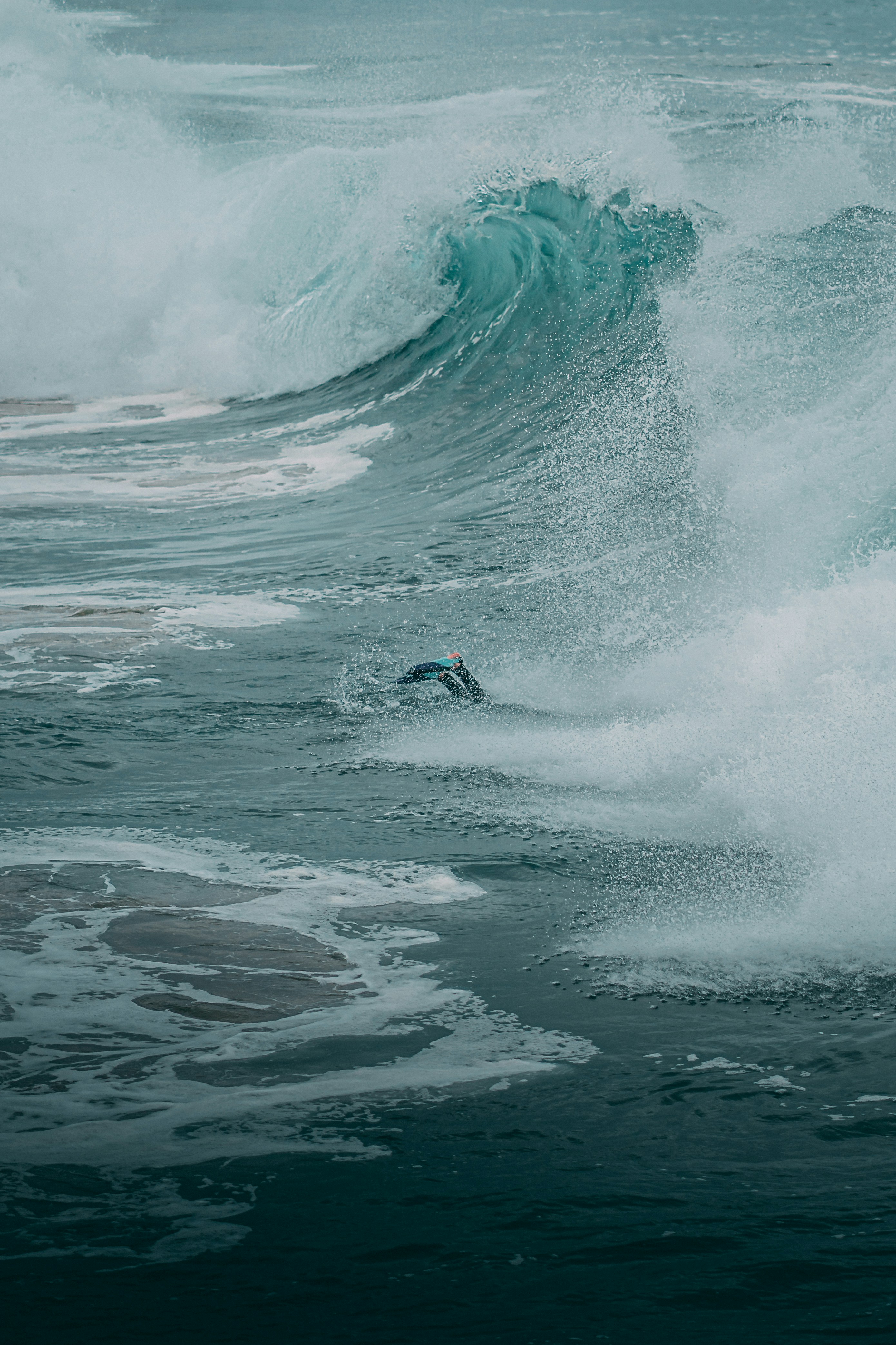 昼間に海岸に打ち寄せる海の波の写真 Unsplashで見つけるニューポートビーチの無料写真