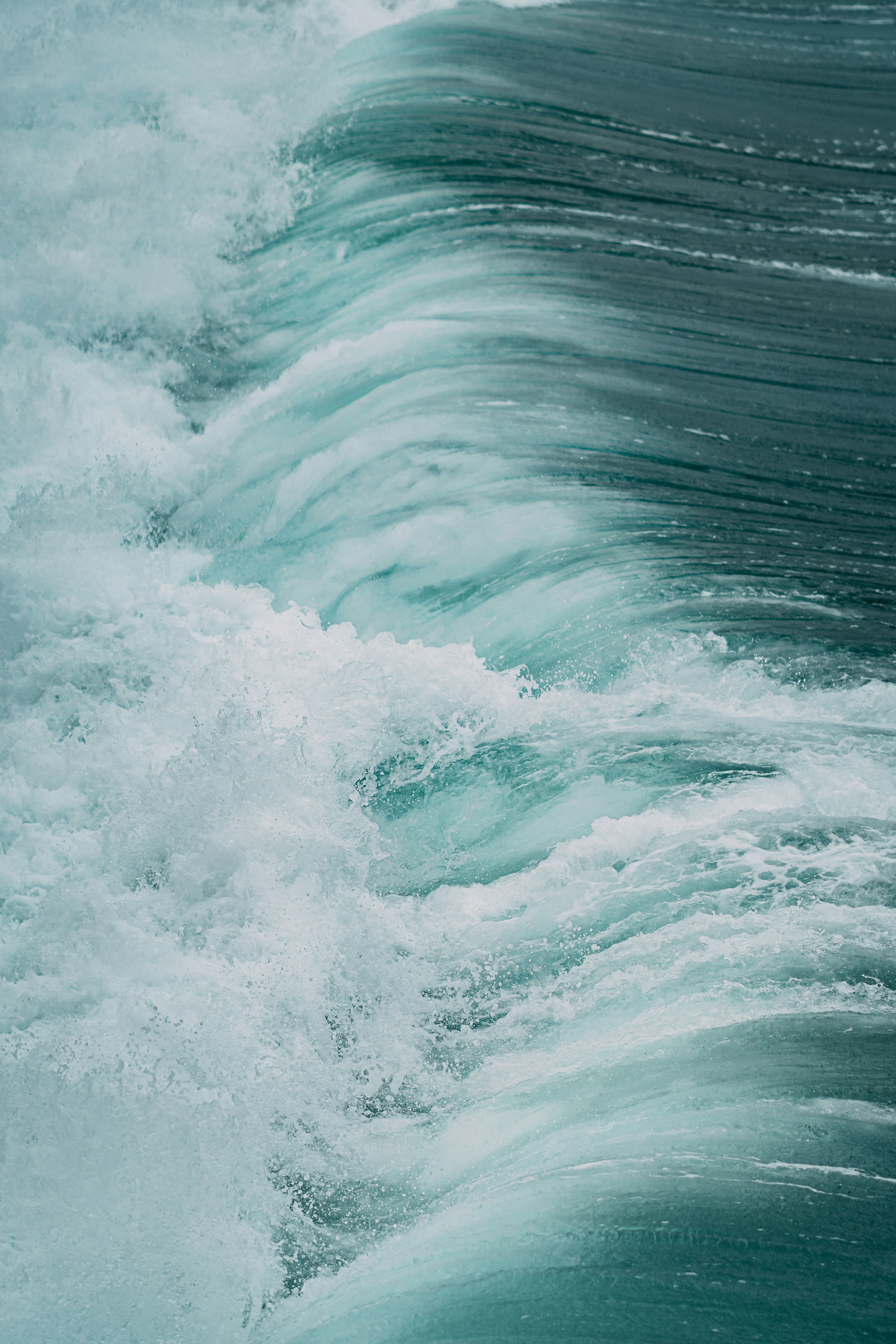 昼間に海岸に打ち寄せる海の波の写真 Unsplashで見つけるニューポートビーチの無料写真