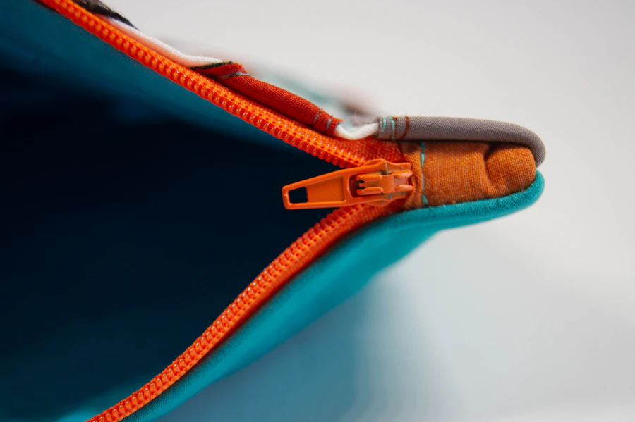 Primer plano de un cierre de bolsa con cremallera que muestra la pista sellada típica de las cremalleras impermeables