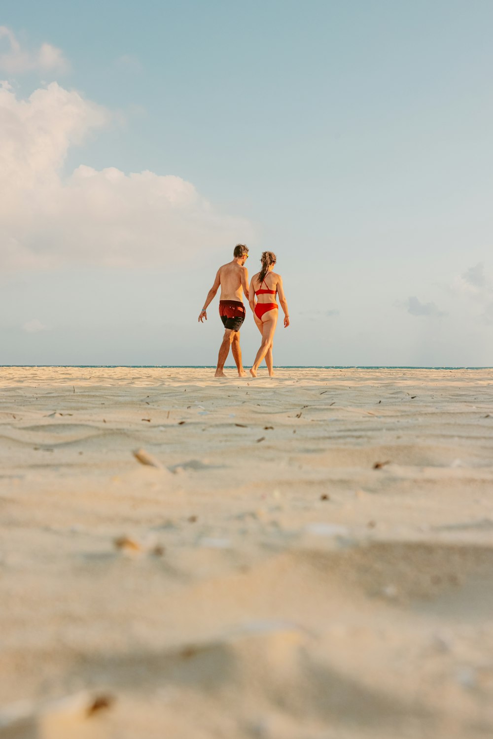 昼間にビーチを歩く女性2人