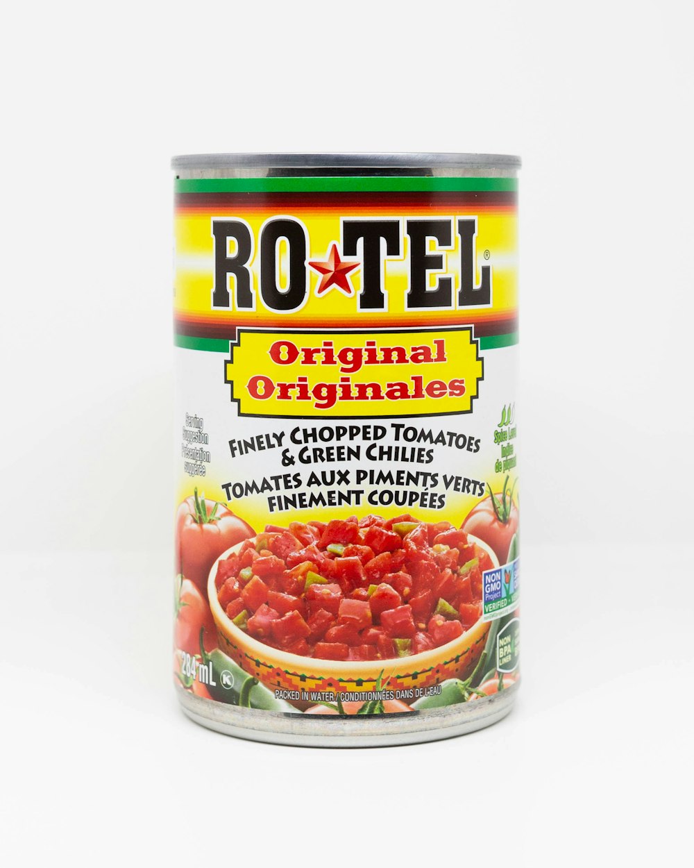 une boîte de soupe aux tomates sur fond blanc