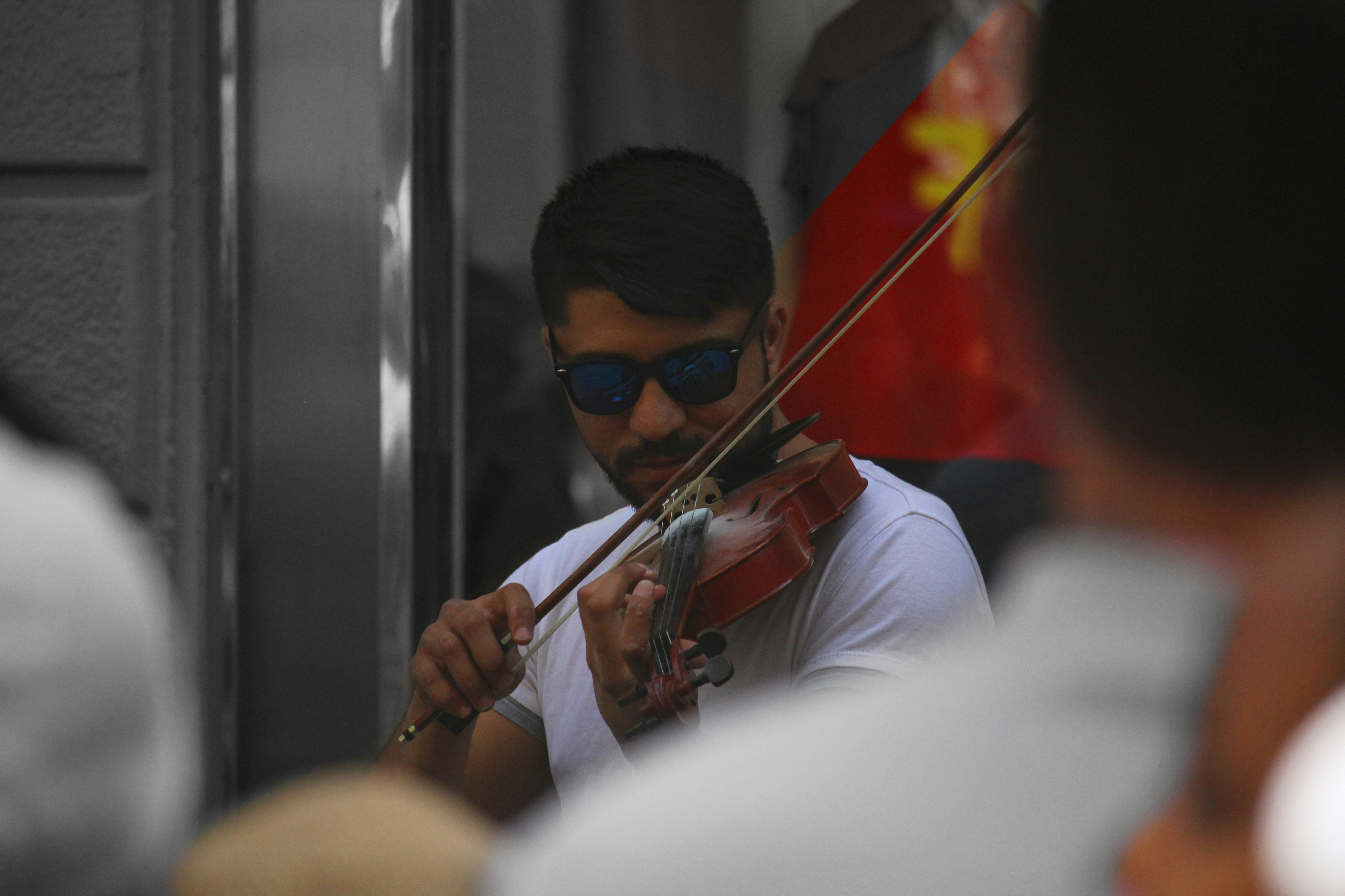 バイオリンを弾く白いシャツの男の写真 Unsplashで見つけるフィレンツェの無料写真