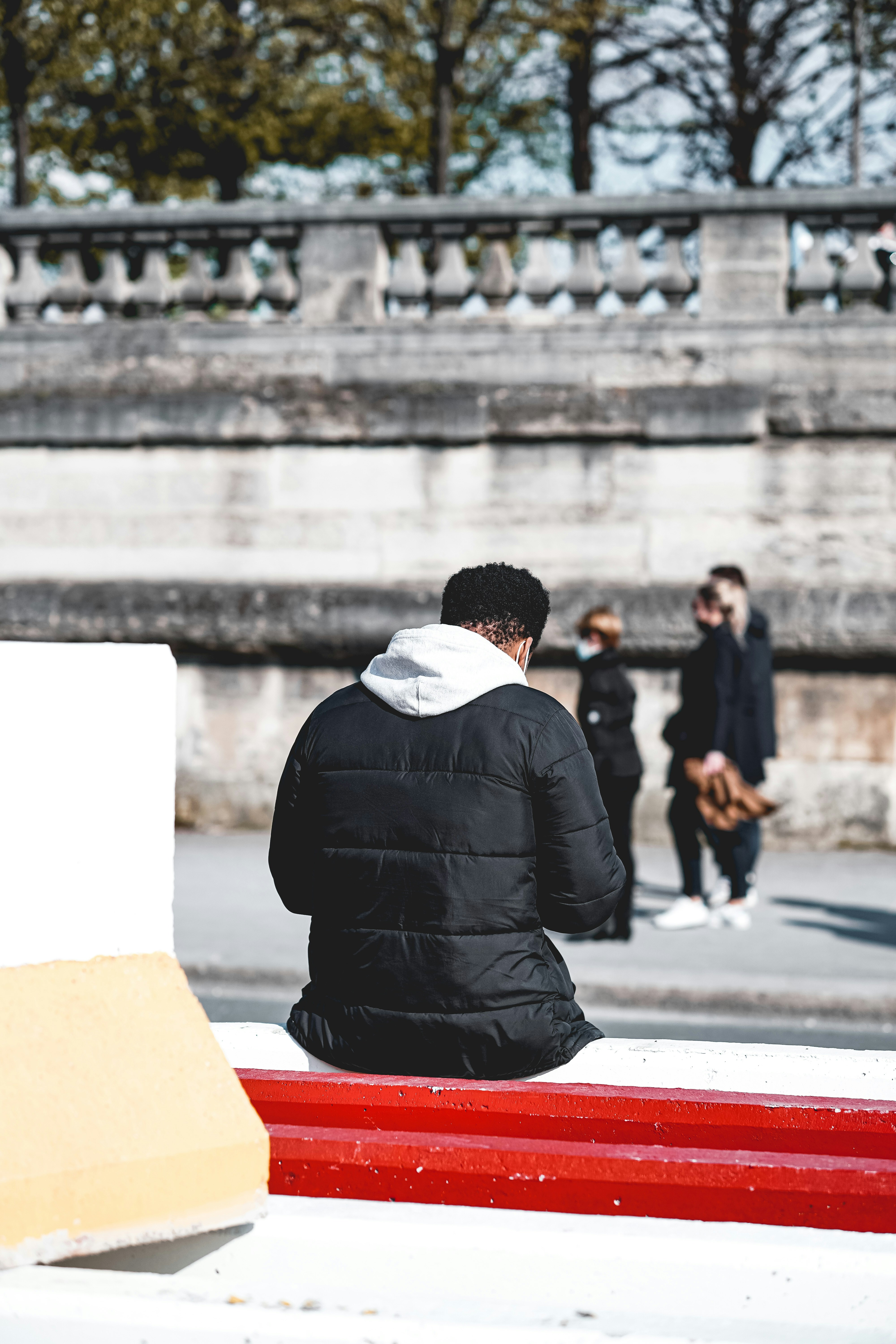 昼間に通りを歩く人々の写真 Unsplashで見つけるパリの無料写真