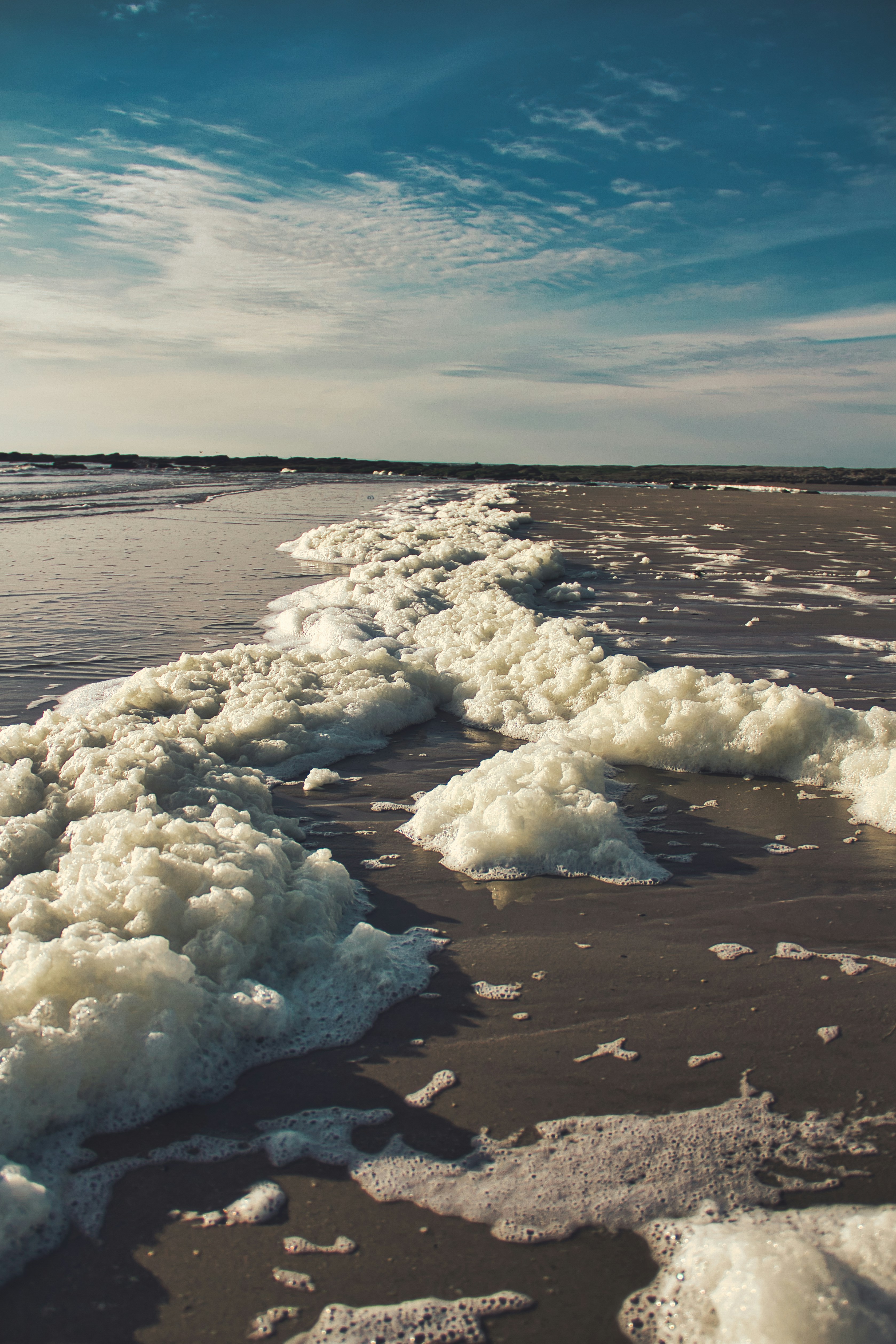 sea waves crashing on shore during daytime