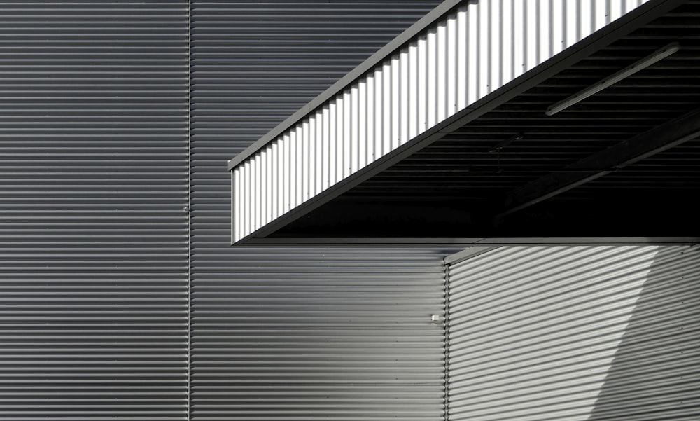 bâtiment blanc et gris sous le ciel bleu pendant la journée