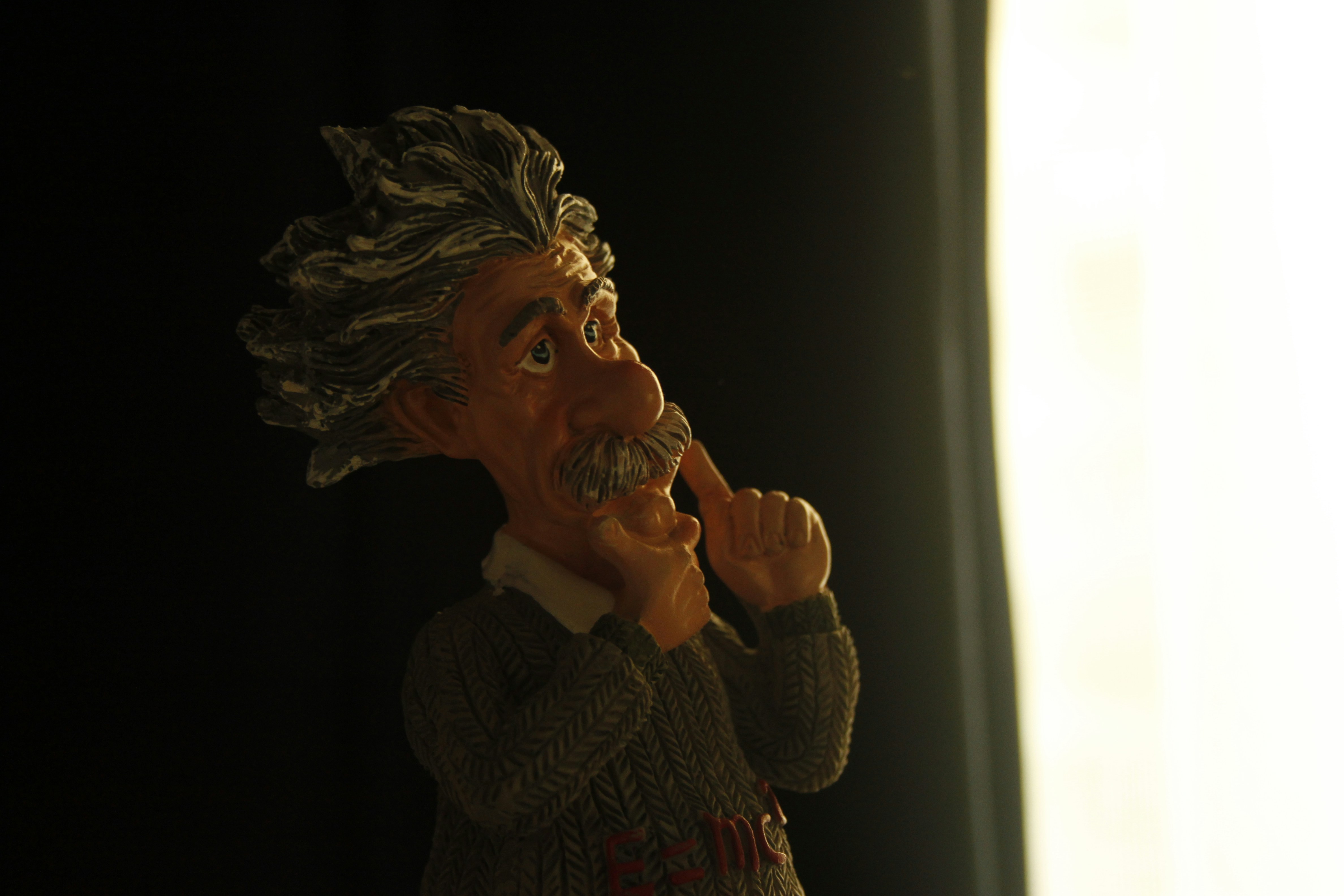 woman in brown knit sweater, 💡