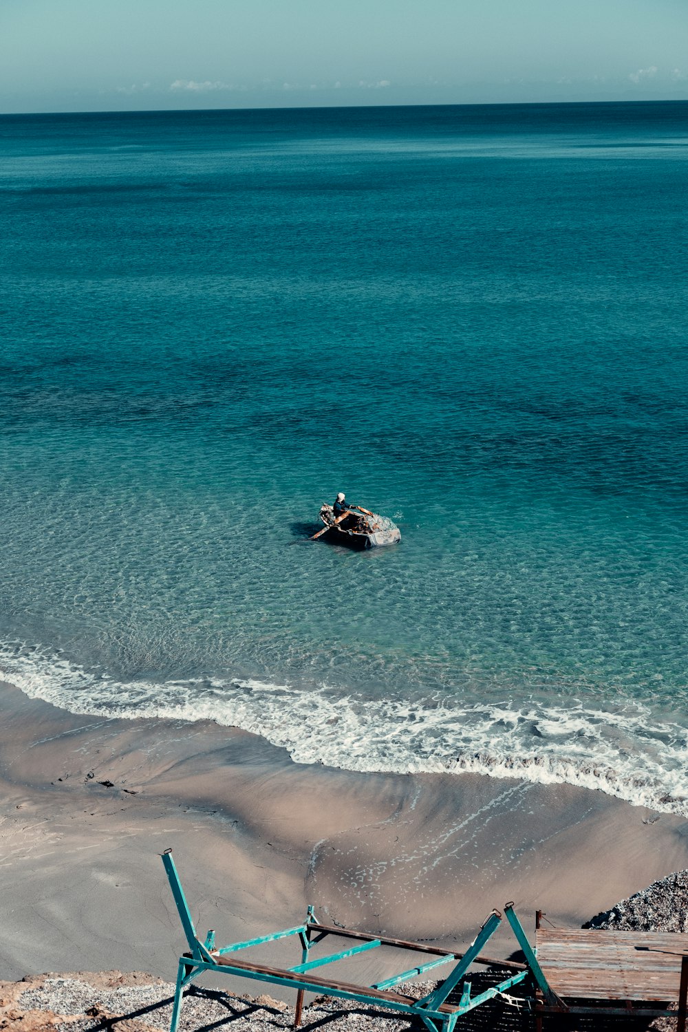 Vue aérienne des vagues de la mer s’écrasant sur le rivage pendant la journée