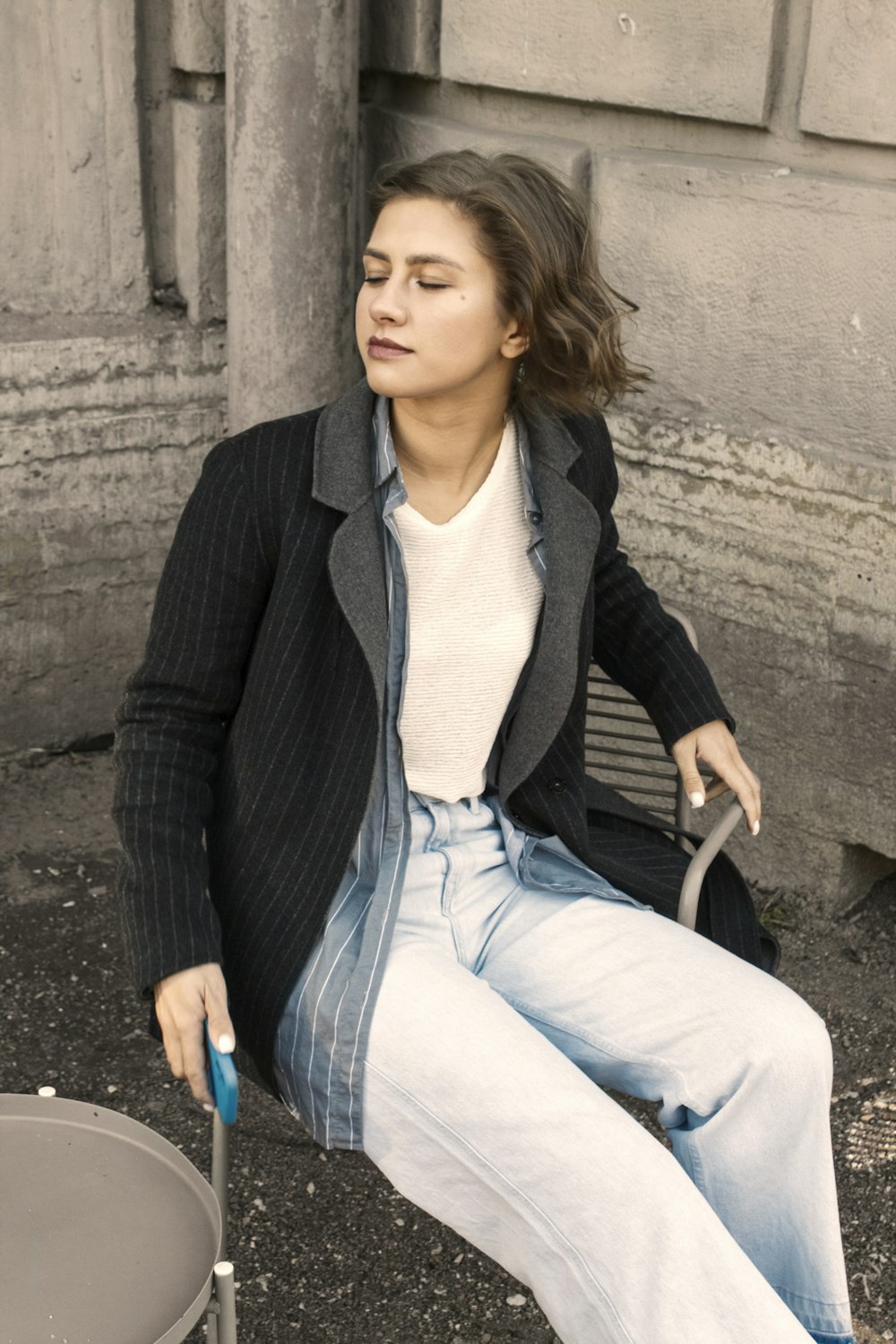 Foto de mujer con chaqueta negra y pantalón blanco sentada en una silla –  Imagen gratuita Ropa en Unsplash