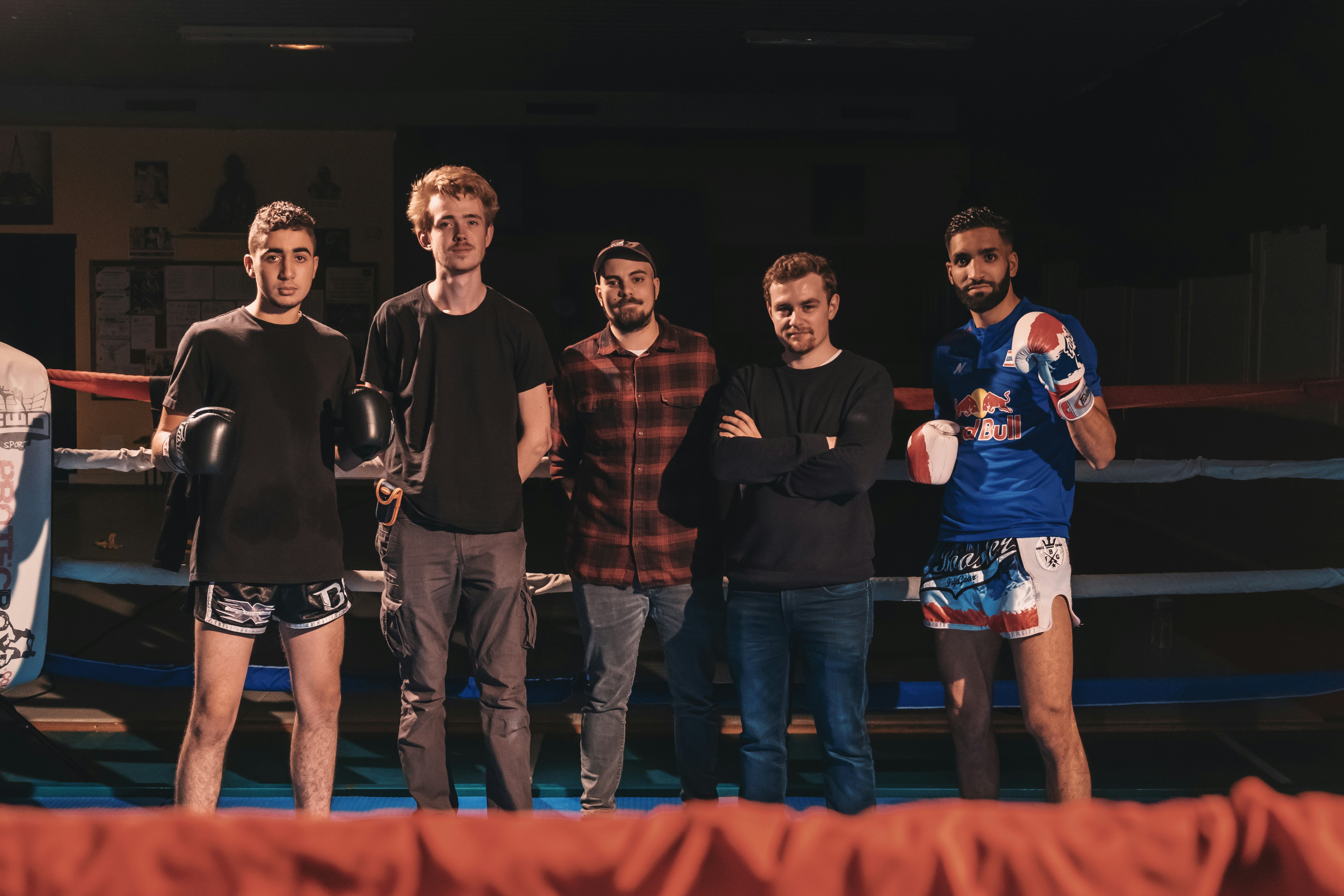 sekelompok pria berdiri di atas panggung