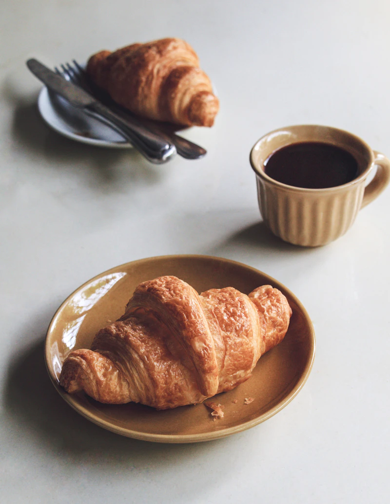 クロワッサンとコーヒーの朝食イメージ