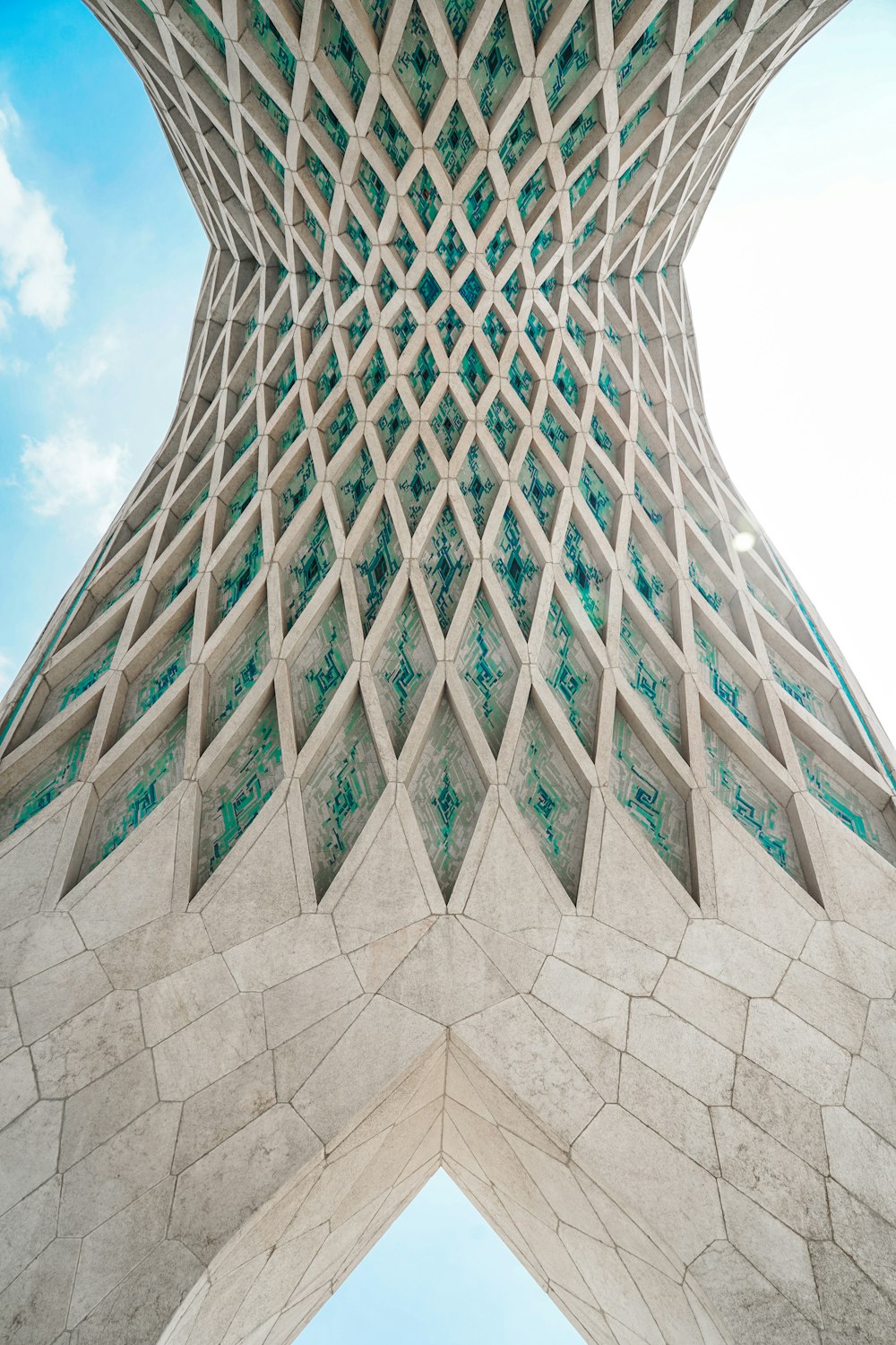 Bâtiment en béton gris sous le ciel bleu pendant la journée