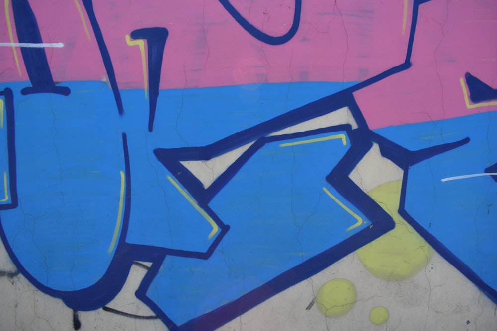 Graffiti en la pared azul y amarillo