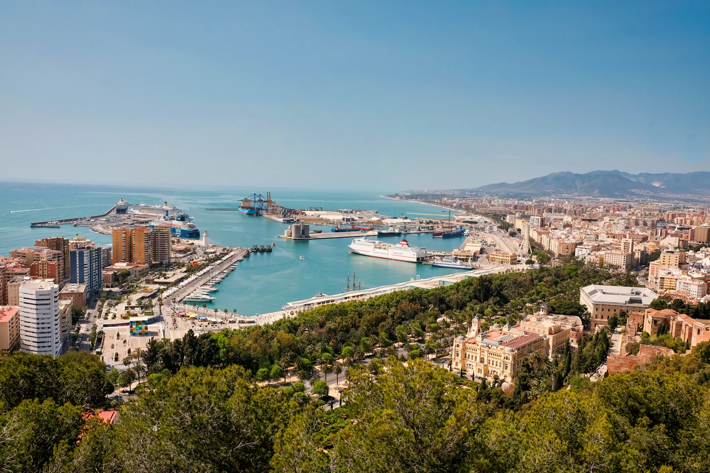 Vista aérea de Málaga con el puerto y el centro histórico