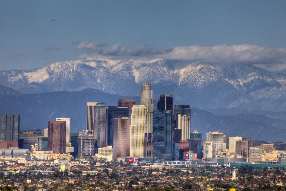 Panorama centrum Los Angeles z górami w tle