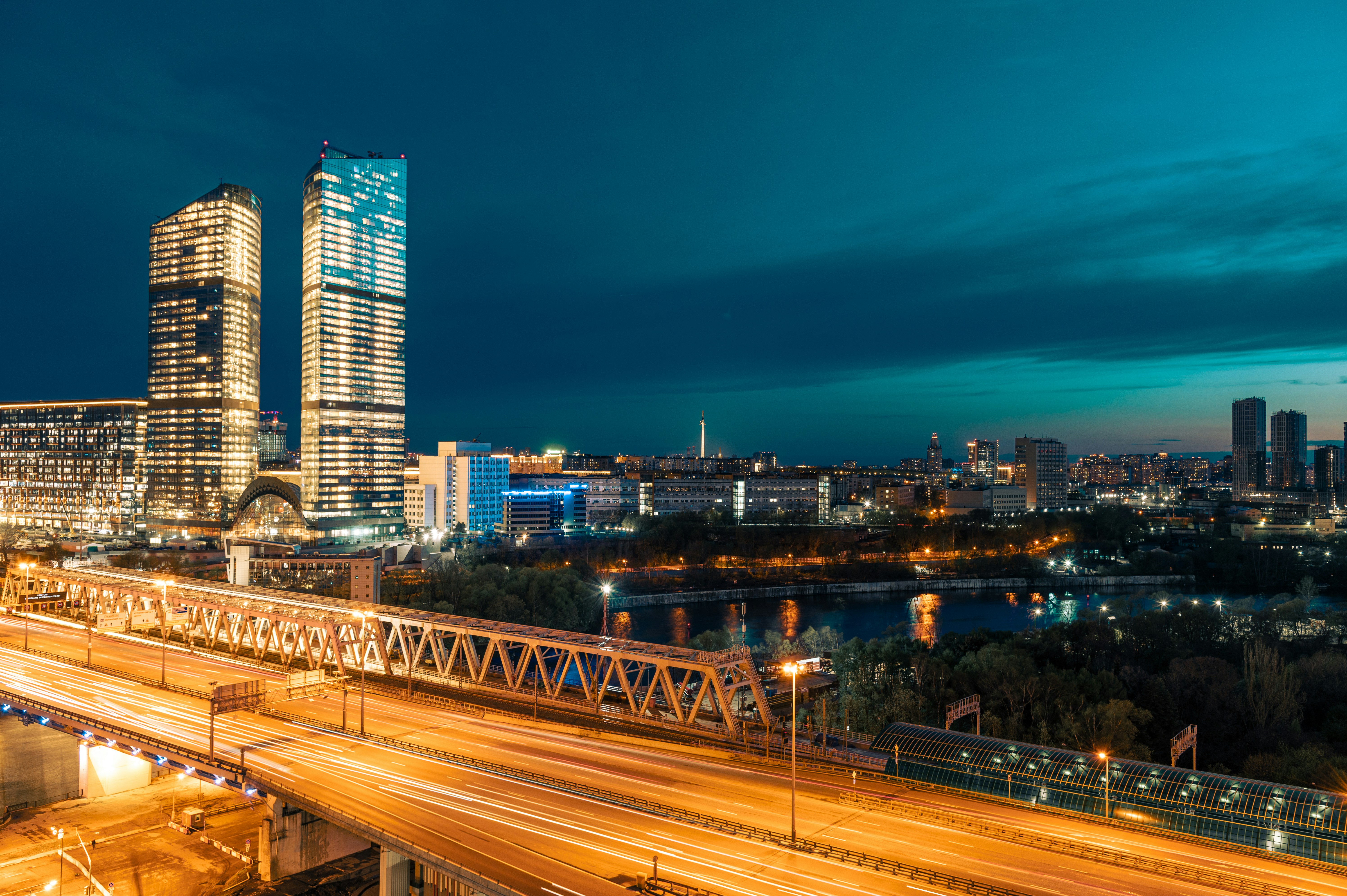 Skyline der Stadt bei Nacht