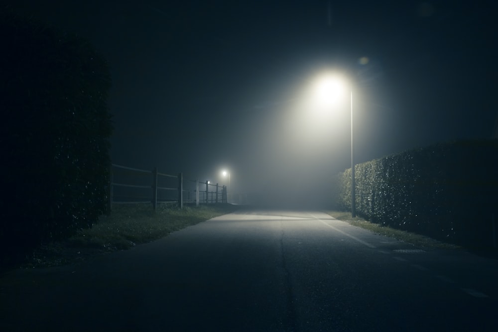 lampadina accesa durante la notte