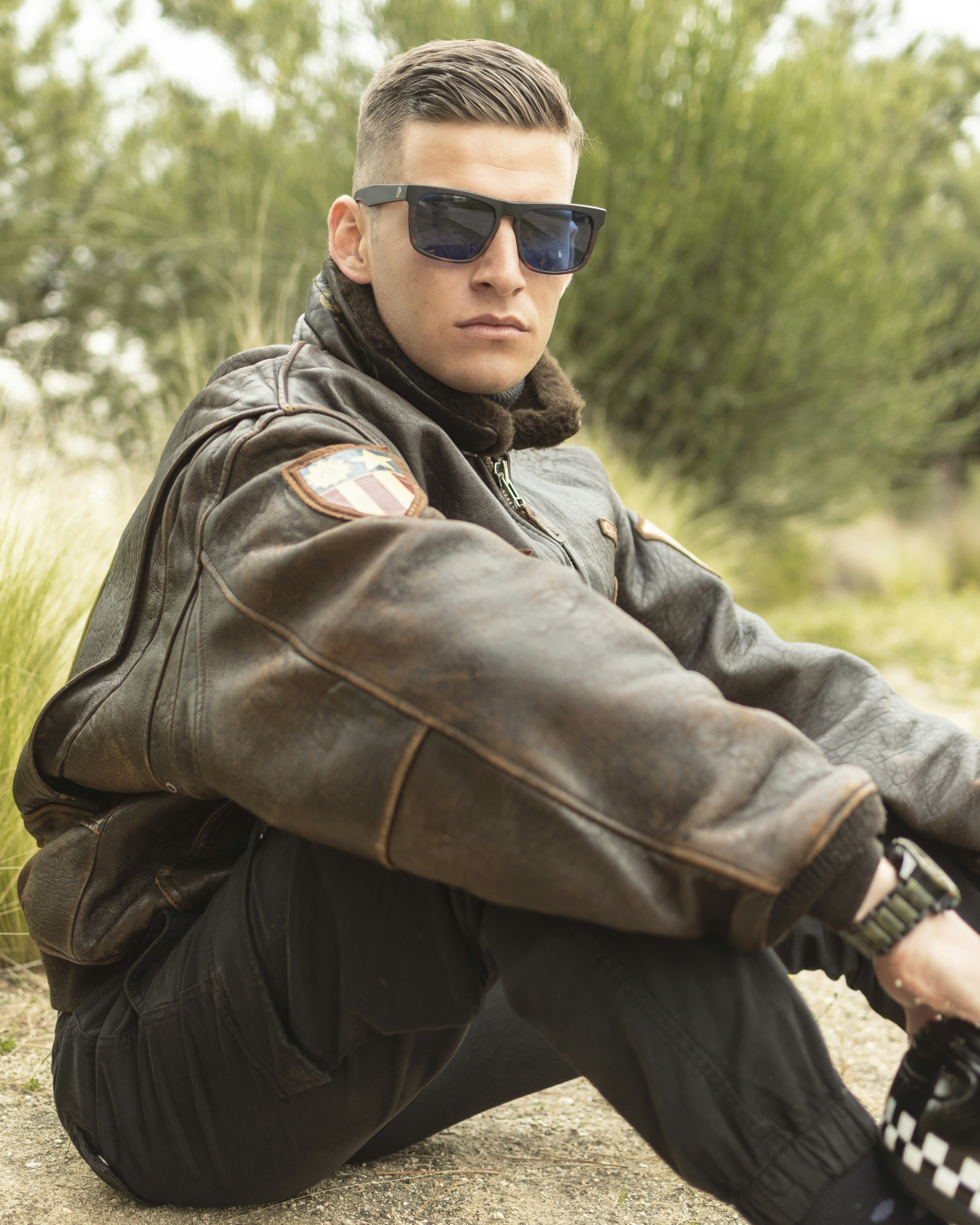 Mann in brauner Lederjacke mit schwarzer Sonnenbrille