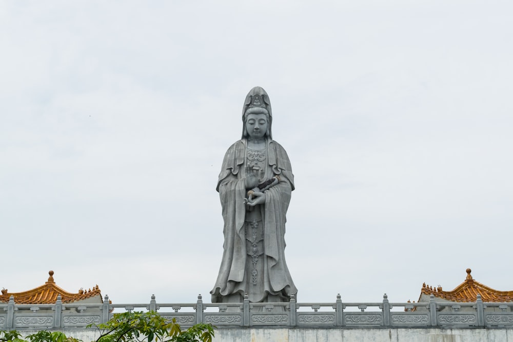 Statue d’homme en béton gris