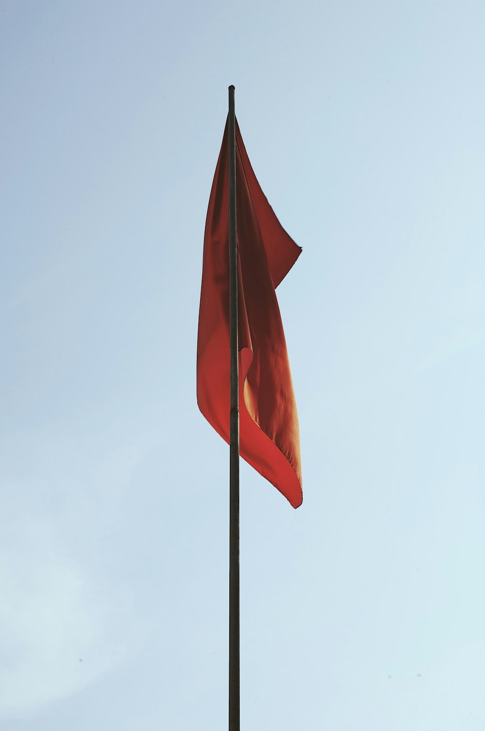 낮에는 흰 하늘 아래 기둥에 붉은 깃발