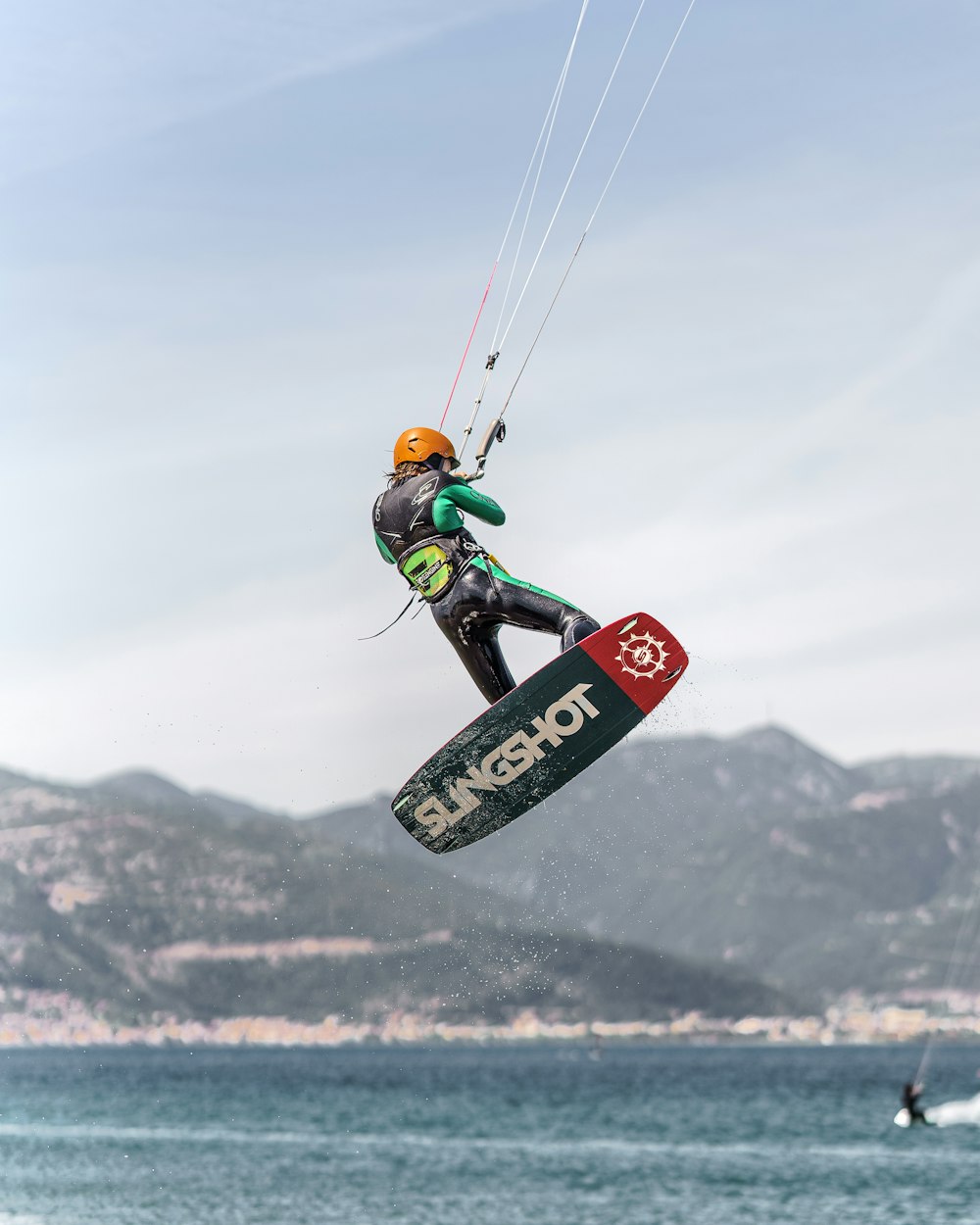 uomo in giacca verde equitazione su snowboard rosso e nero