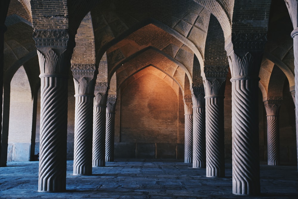 Bâtiment en béton brun et blanc