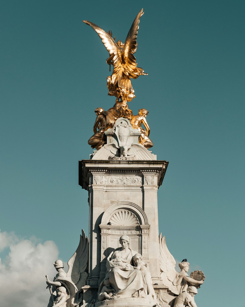 Goldene Statue unter blauem Himmel tagsüber