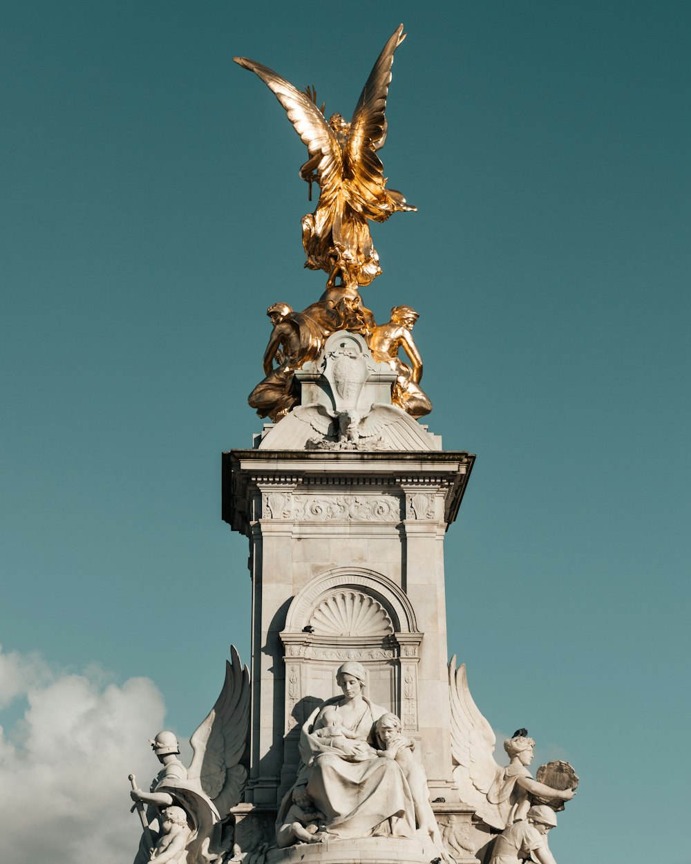 statua d'oro sotto il cielo blu durante il giorno