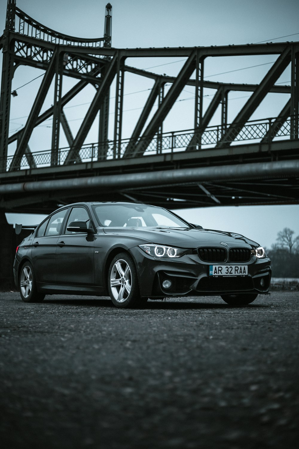 BMW M 3 Coupé negro en el puente