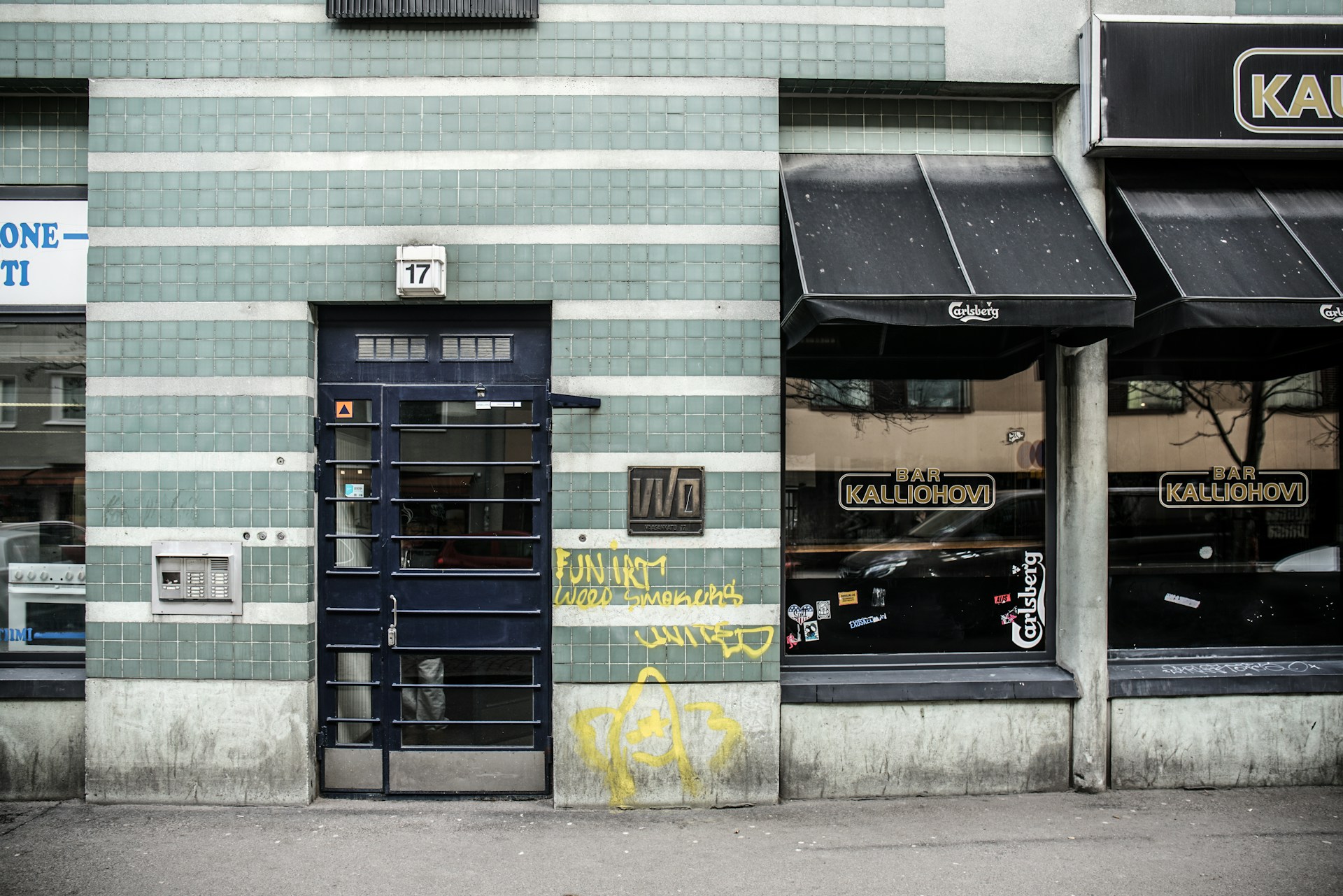 gray computer monitor