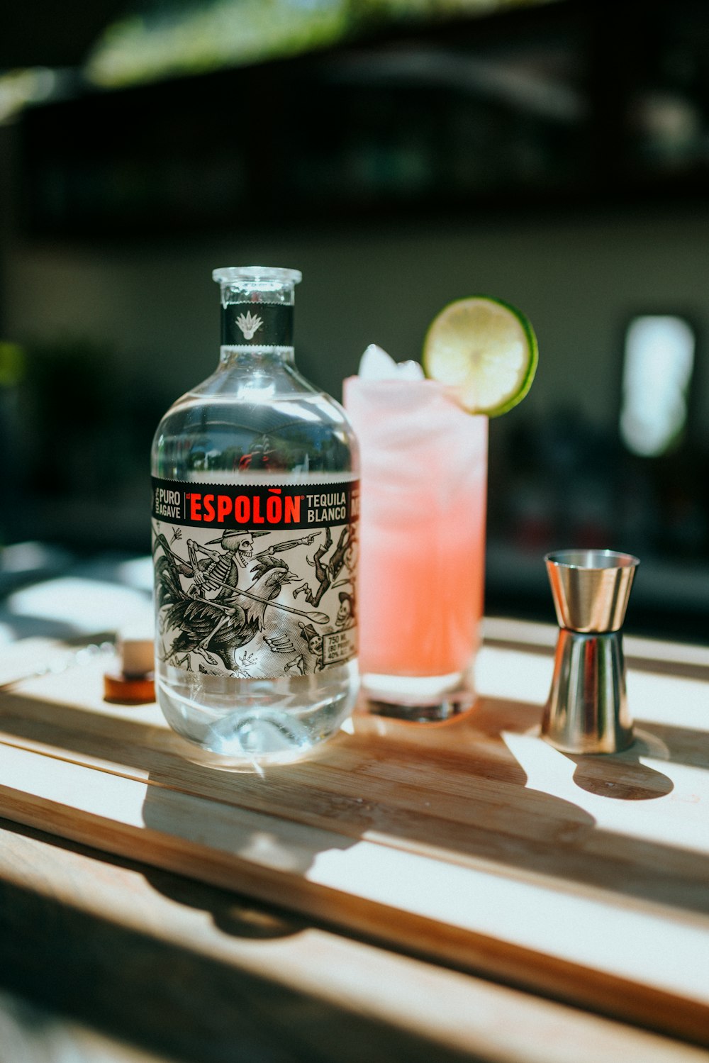 Espolòn Tequila Flasche neben Paloma