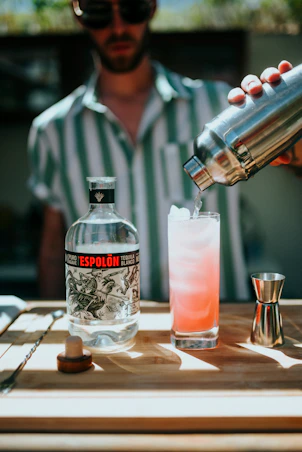 Espolòn Tequila bottle and cocktail