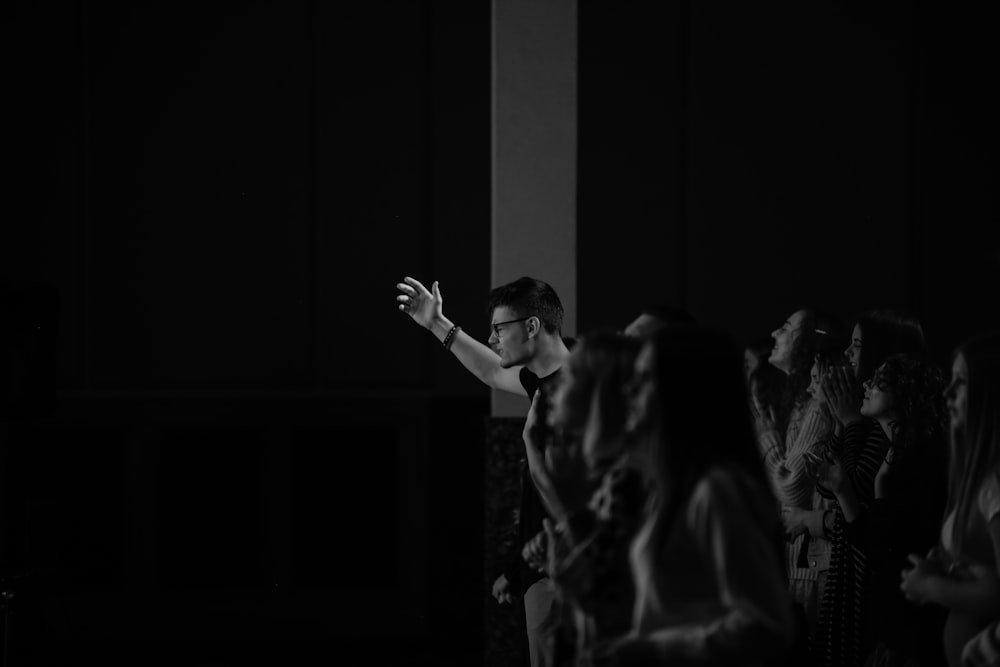 foto em tons de cinza da mulher no vestido dançando