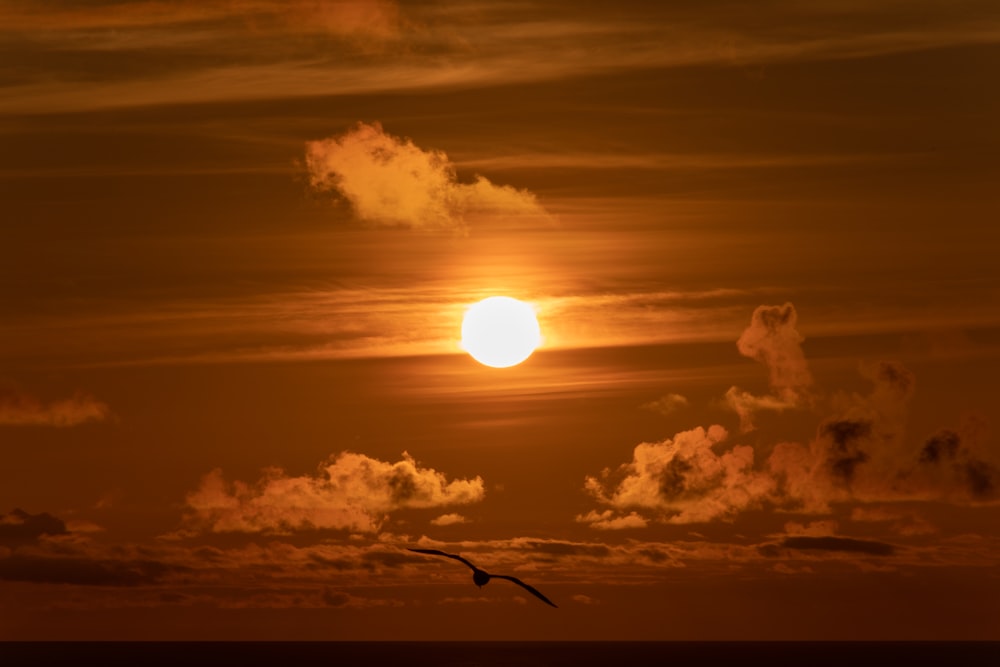 日没時の空に浮かぶ太陽